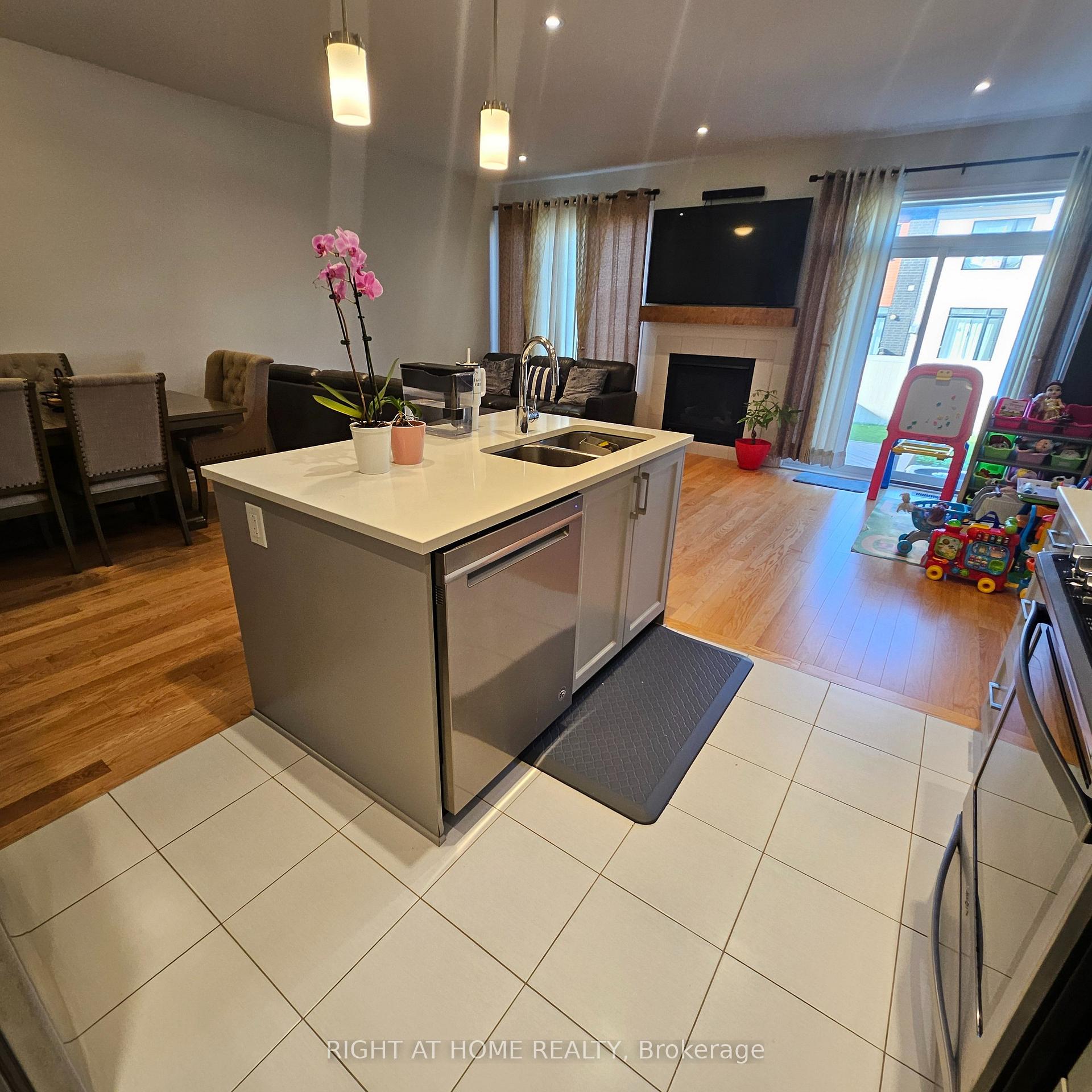 Photo 11 of 564 Triangle Street, Ottawa, Kanata - Emerald Meadows/Trailwest — HOMEH