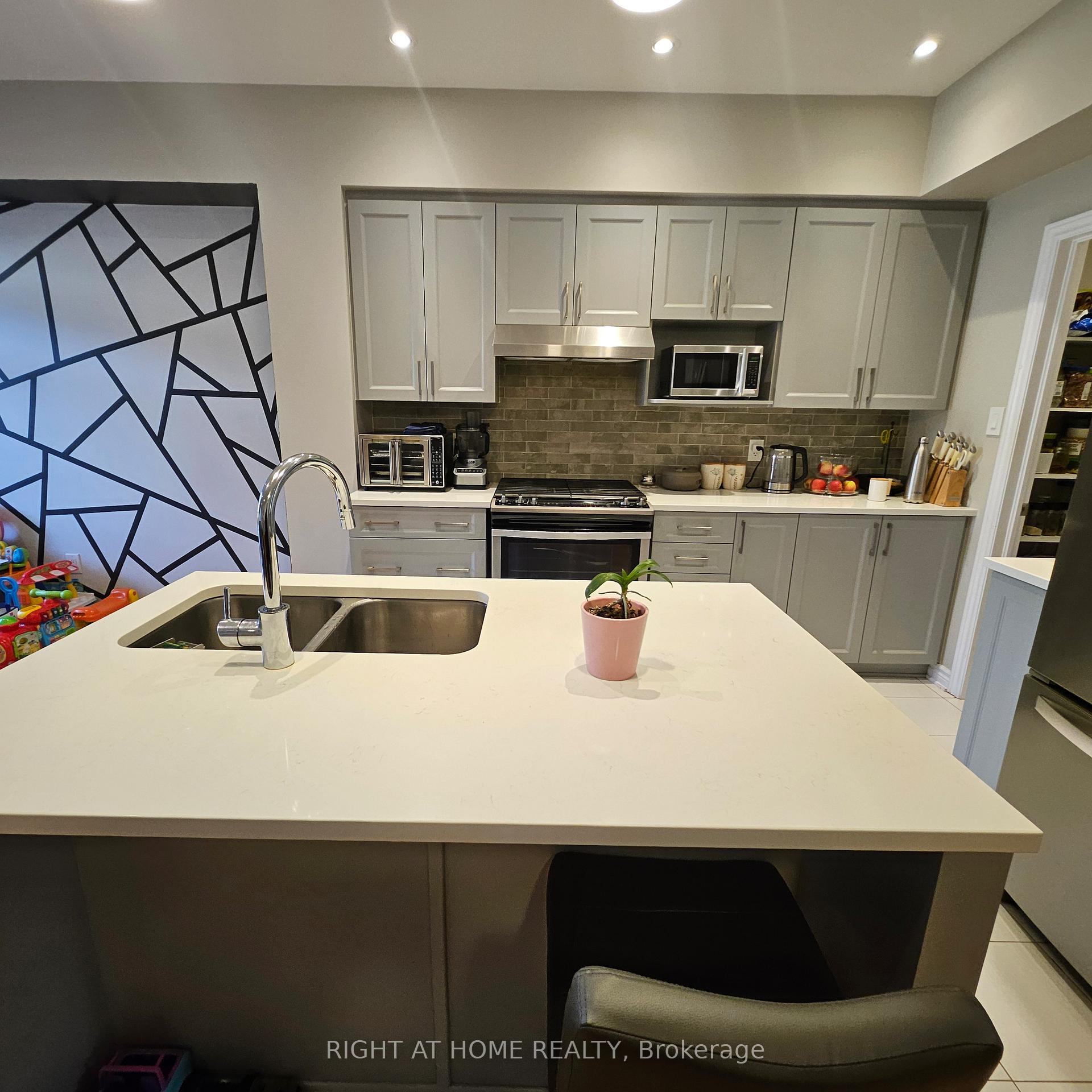 Photo 12 of 564 Triangle Street, Ottawa, Kanata - Emerald Meadows/Trailwest — HOMEH