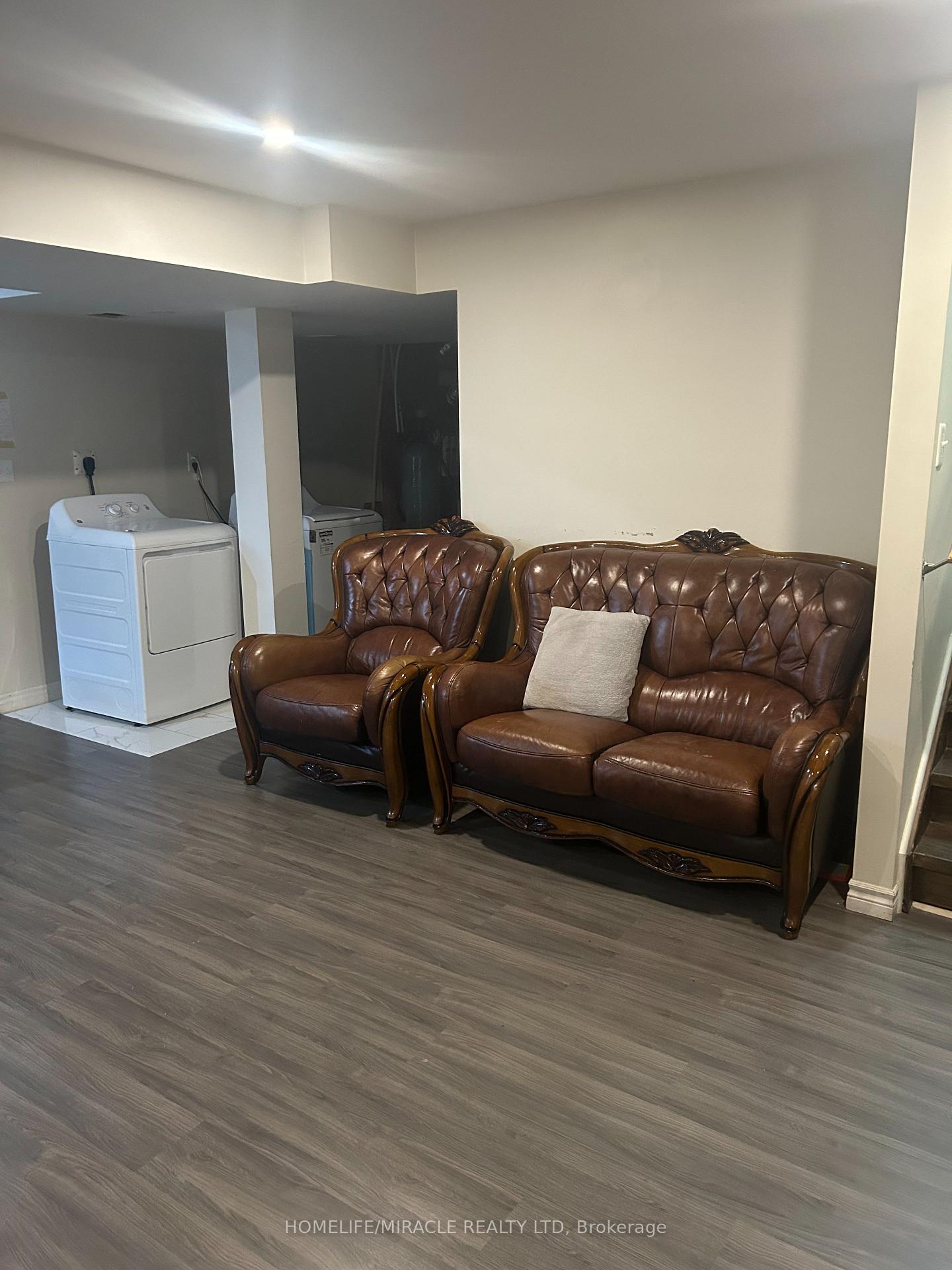 Photo 2 of 31 Frontier Drive, Kitchener — HOMEH