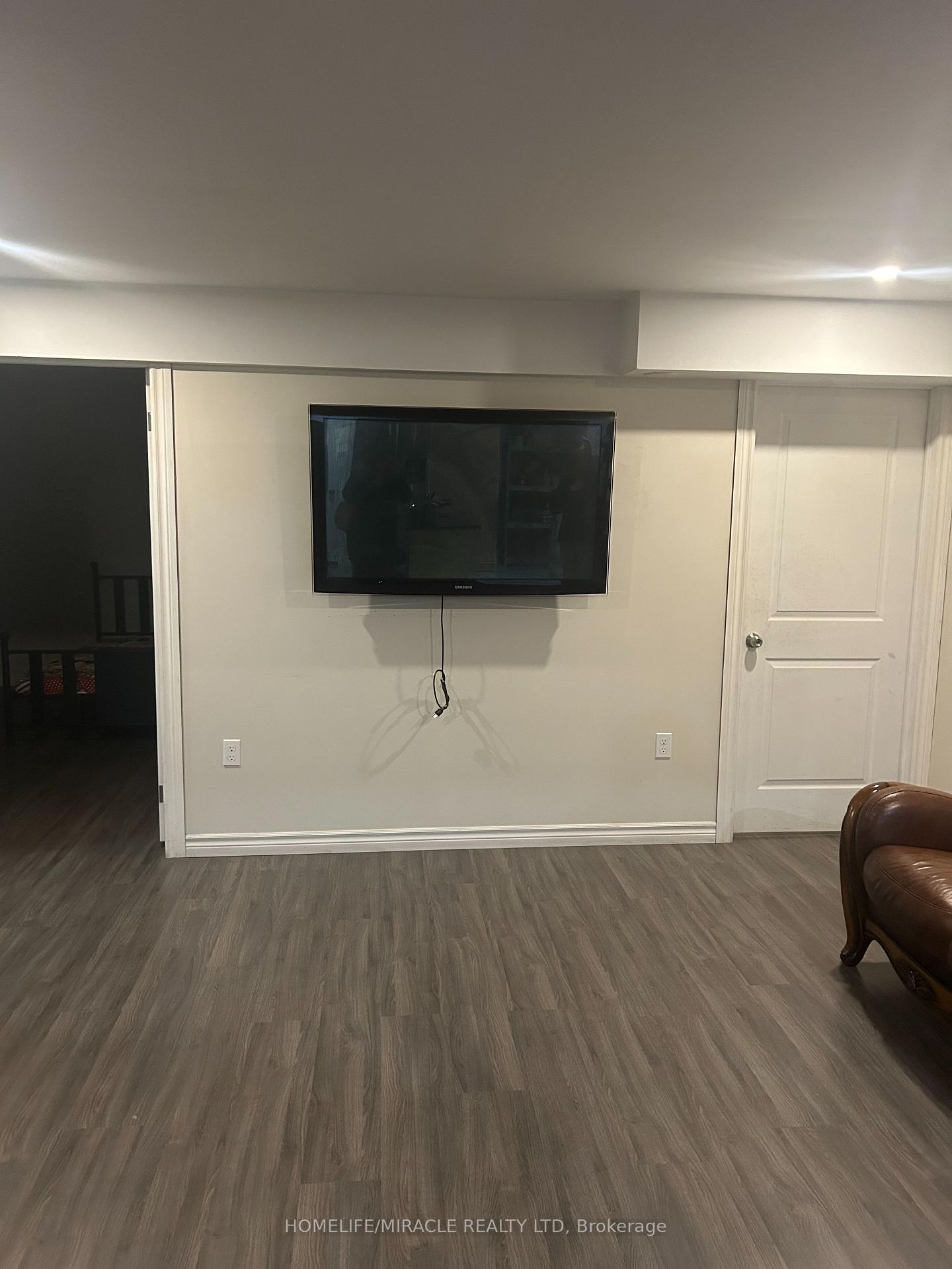 Photo 3 of 31 Frontier Drive, Kitchener — HOMEH