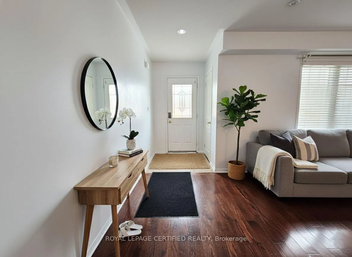 Photo 2 of 32 Old Oak Lane, Markham, Cornell — HOMEH
