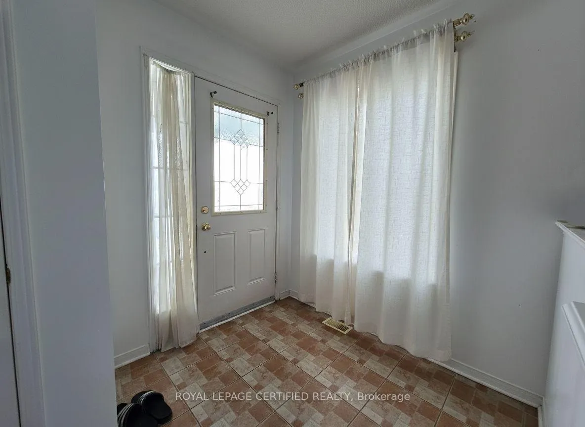 Photo 8 of 32 Old Oak Lane, Markham, Cornell — HOMEH