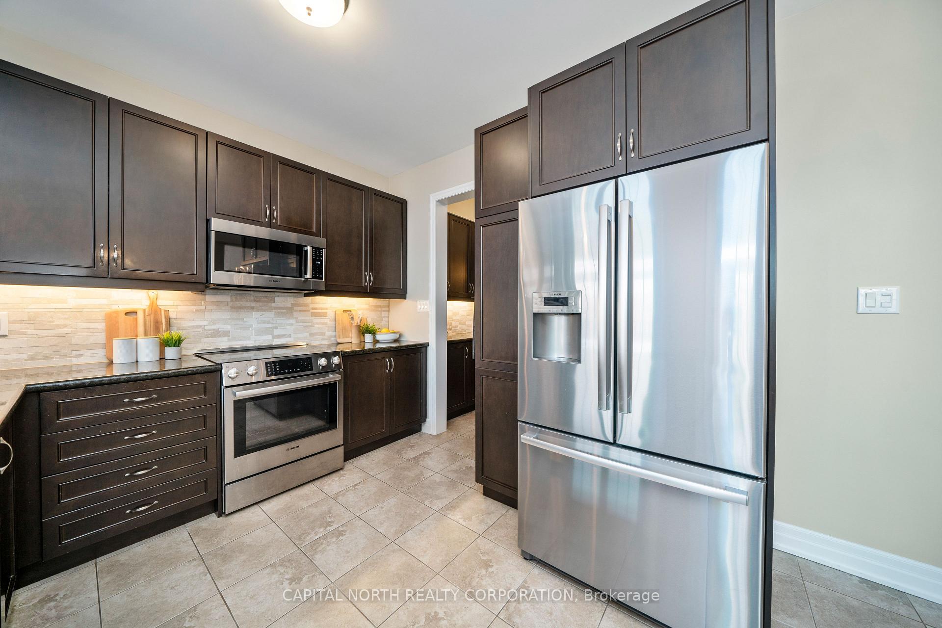 Photo 9 of 12 Alex Campbell Crescent, King, King City — HOMEH