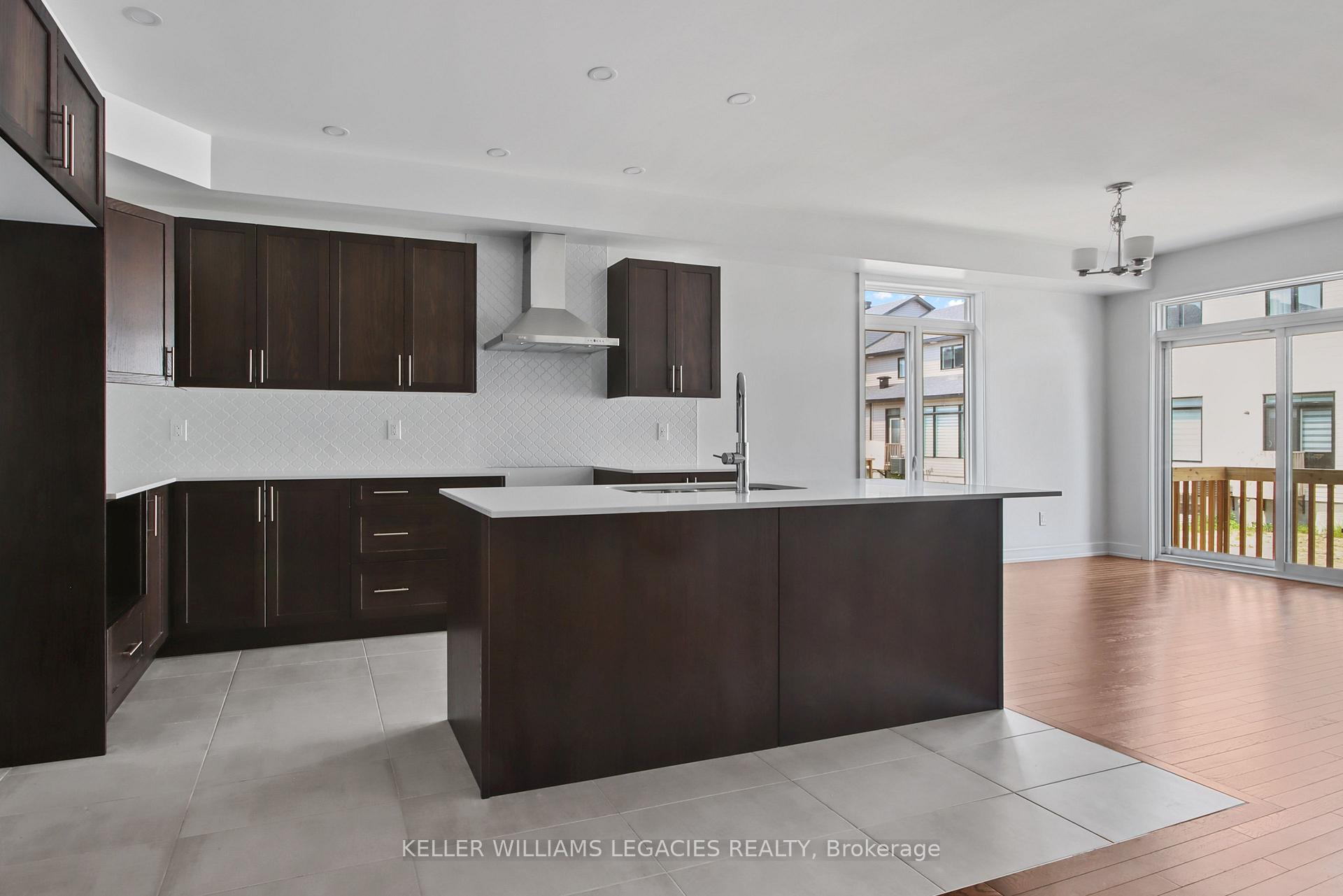 Photo 7 of 11 Mendoza Way, Ottawa, Kanata - Emerald Meadows/Trailwest — HOMEH