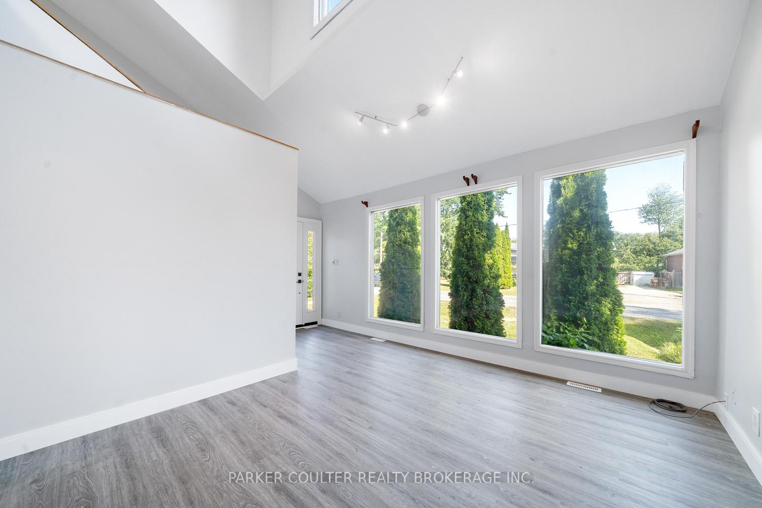 Photo 7 of 939 Clifton Boulevard, Innisfil, Alcona — HOMEH