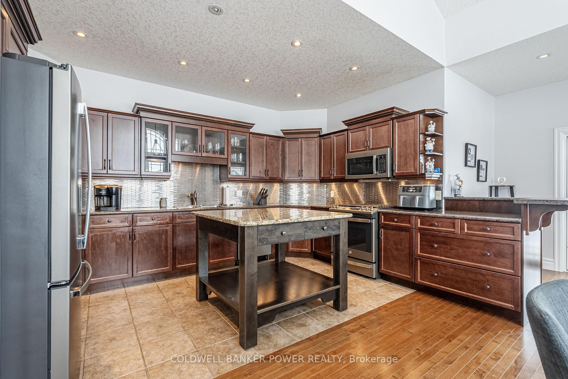 Photo 11 of 266 Walnut Street, Lucan Biddulph, Lucan — HOMEH