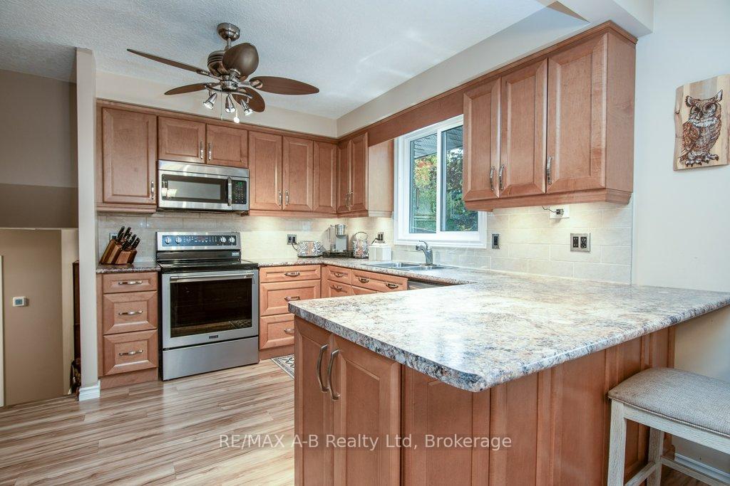 Photo 2 of 35 Tecumseh Crescent, Kitchener — HOMEH