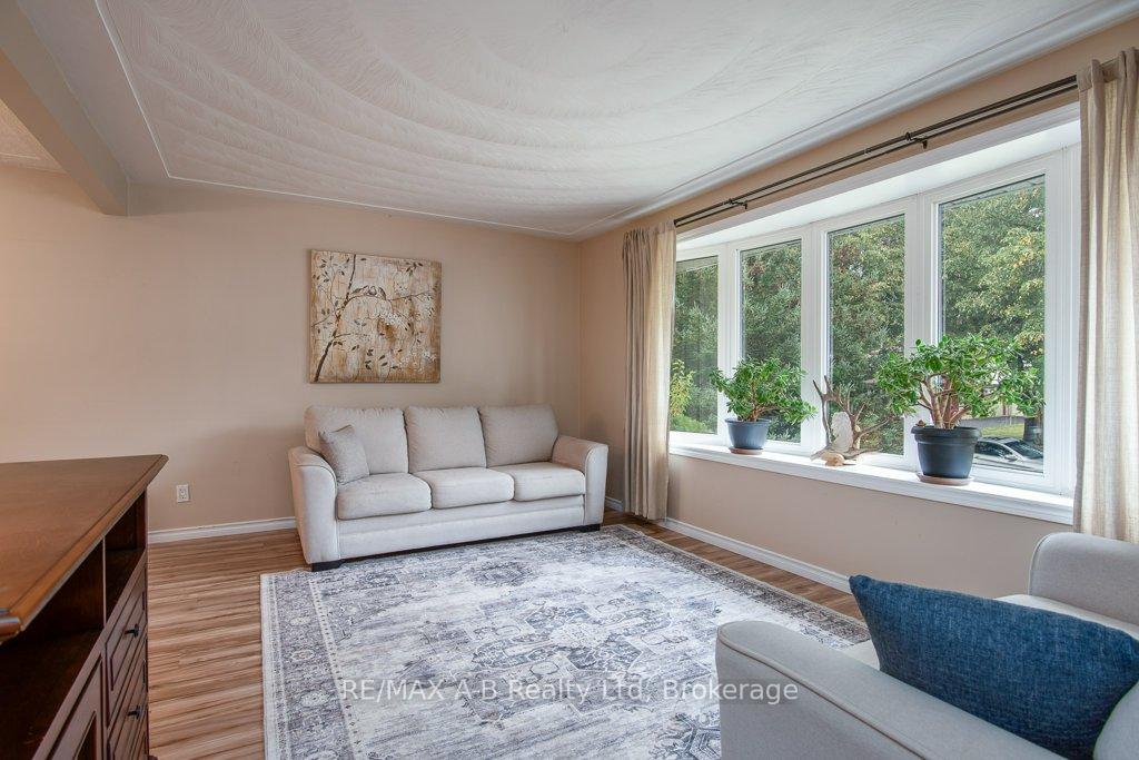 Photo 3 of 35 Tecumseh Crescent, Kitchener — HOMEH