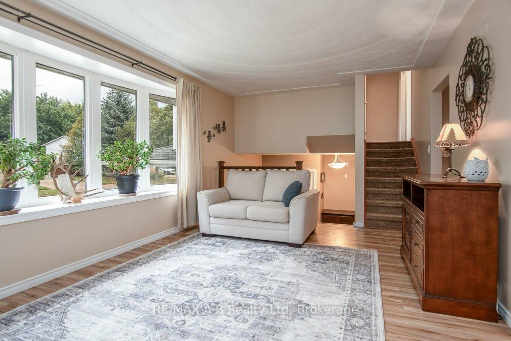 Photo 6 of 35 Tecumseh Crescent, Kitchener — HOMEH