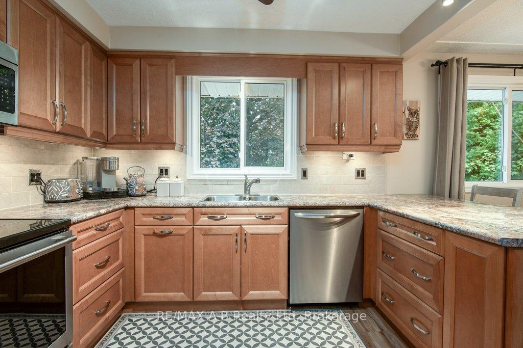 Photo 8 of 35 Tecumseh Crescent, Kitchener — HOMEH