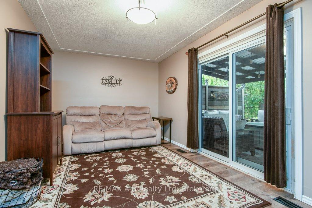 Photo 10 of 35 Tecumseh Crescent, Kitchener — HOMEH