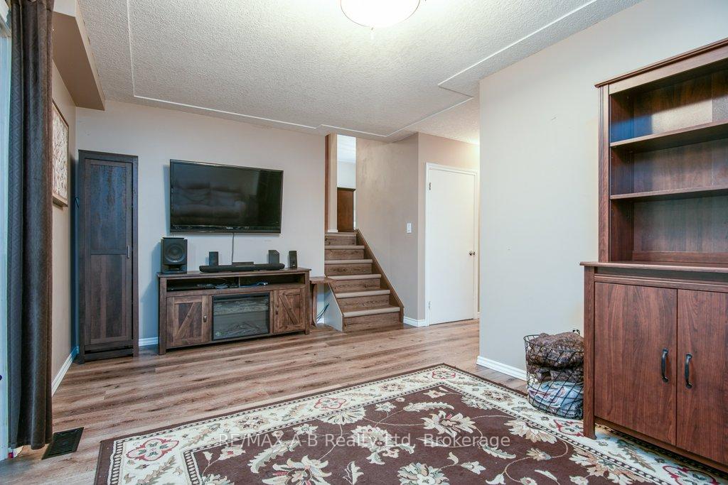 Photo 11 of 35 Tecumseh Crescent, Kitchener — HOMEH