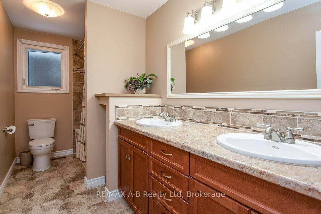 Photo 17 of 35 Tecumseh Crescent, Kitchener — HOMEH