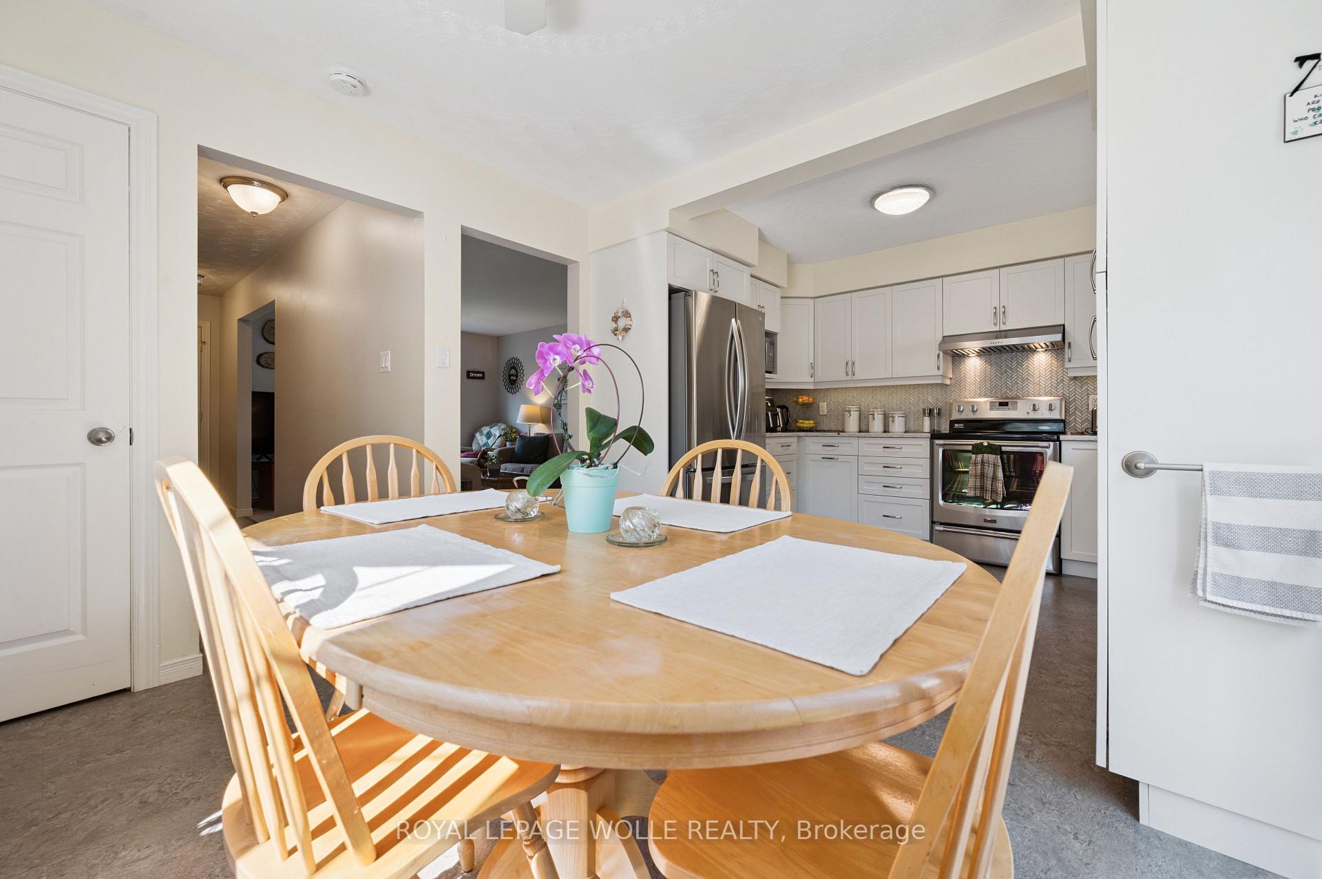Photo 11 of 108 Penelope Drive, Kitchener — HOMEH