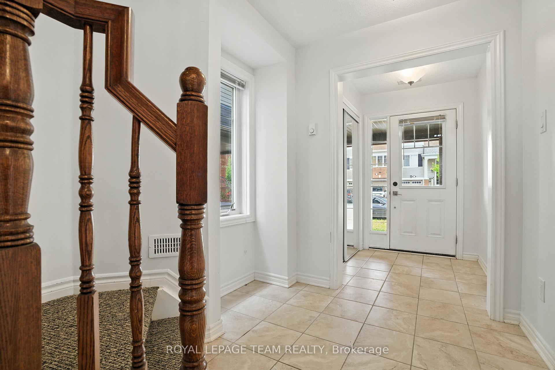 Photo 3 of 495 Coldwater Crescent, Ottawa, Kanata - Emerald Meadows/Trailwest — HOMEH