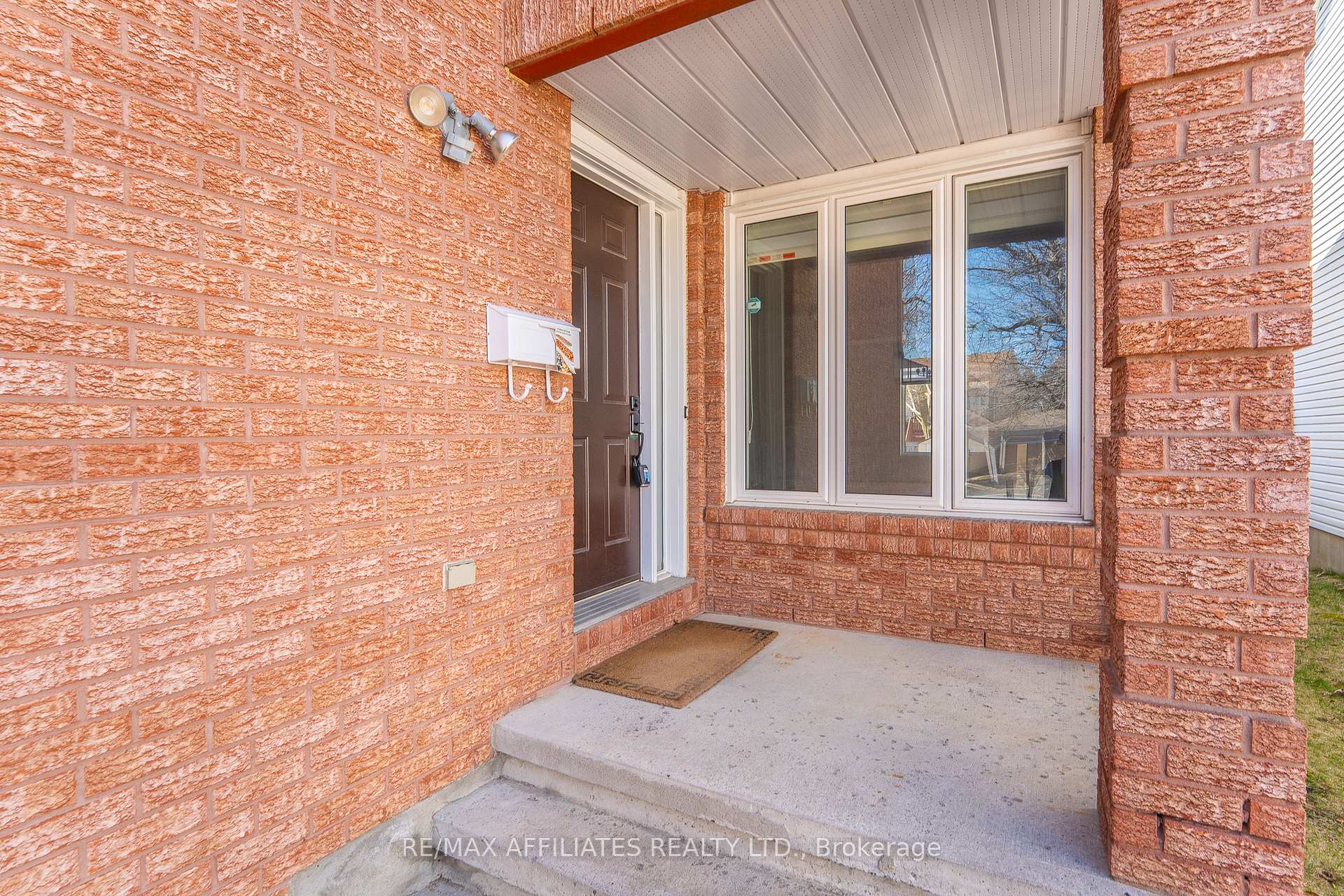 Photo 2 of 33 Inverary Drive, Ottawa, Kanata - Morgan's Grant/South March — HOMEH