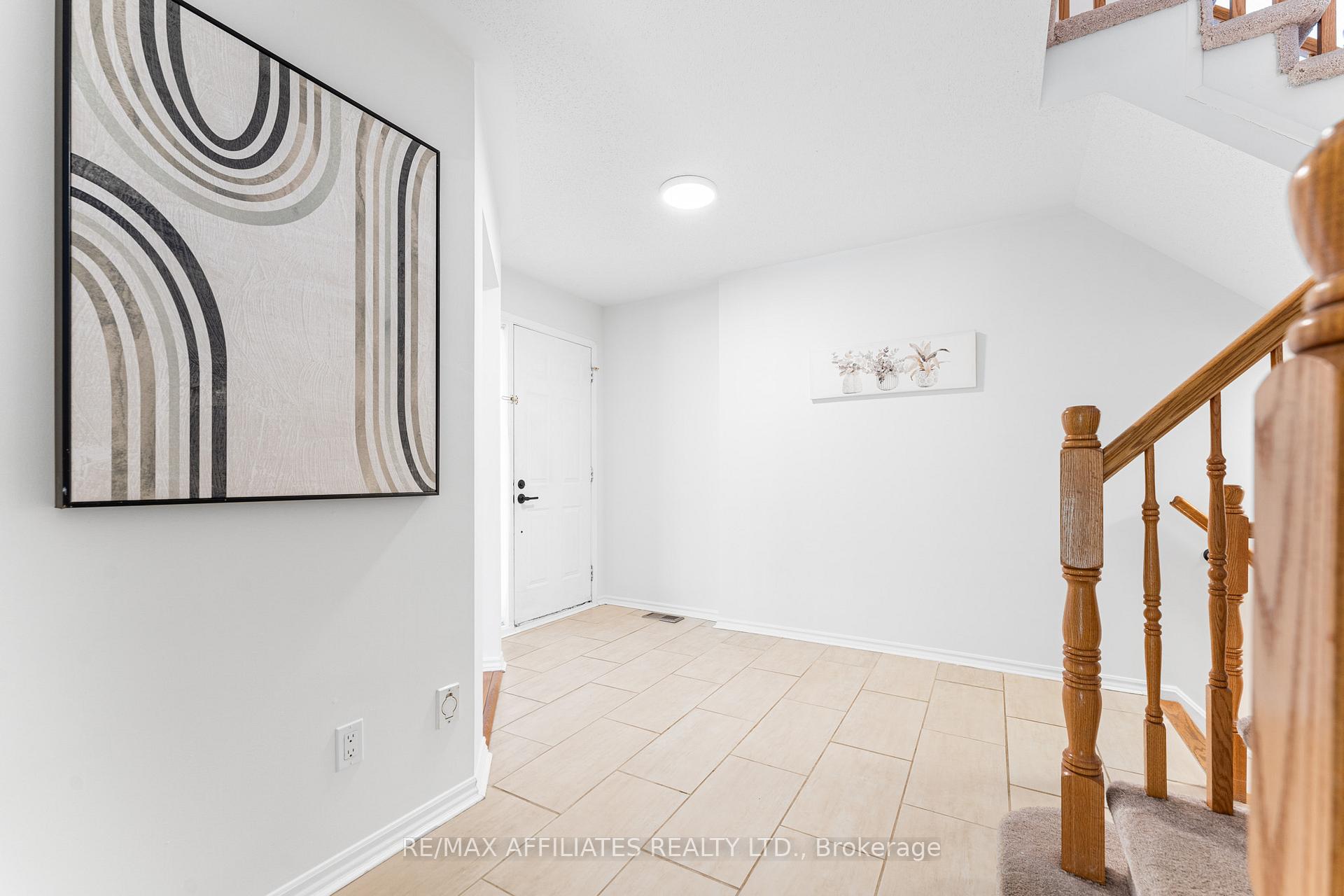 Photo 3 of 33 Inverary Drive, Ottawa, Kanata - Morgan's Grant/South March — HOMEH