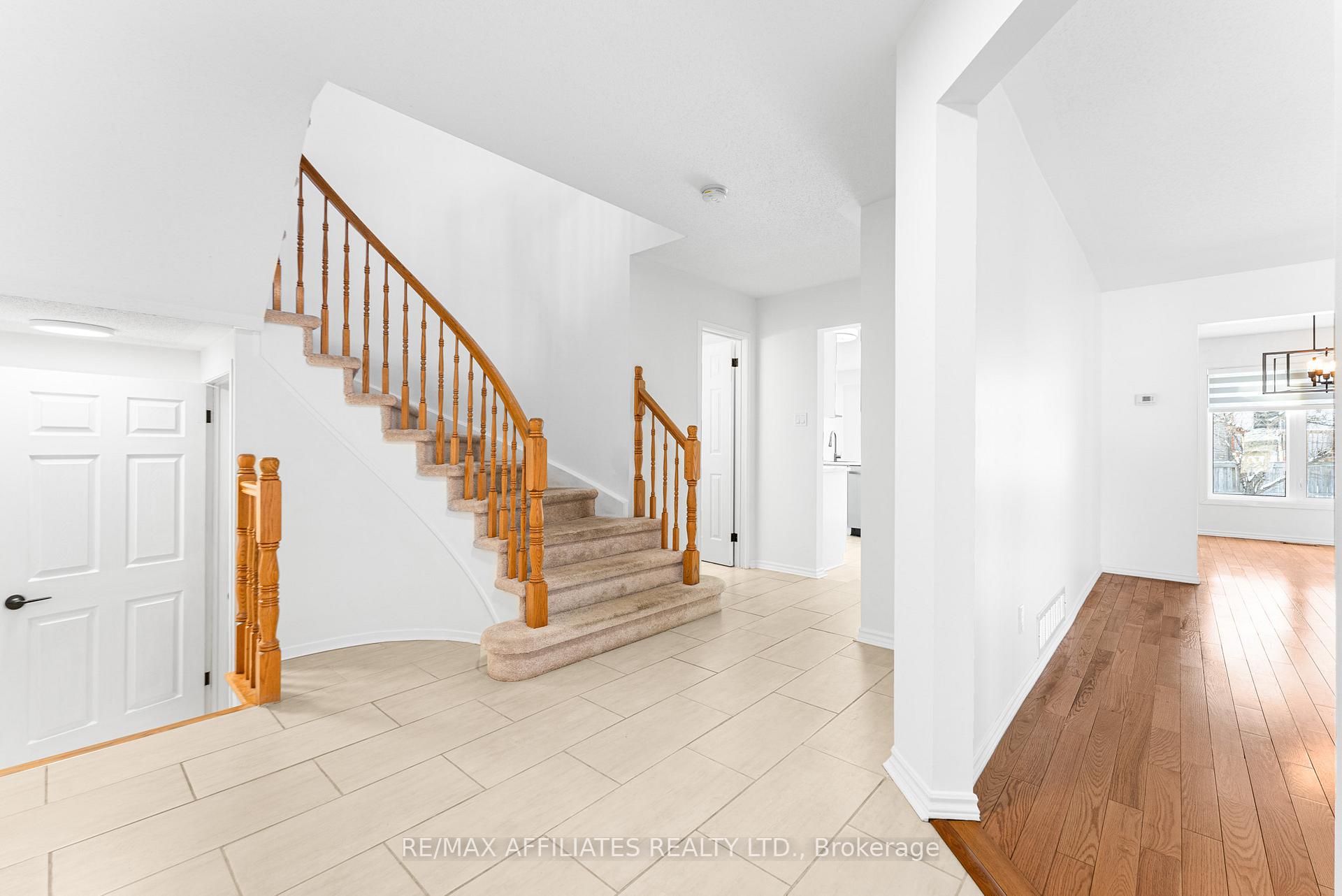 Photo 5 of 33 Inverary Drive, Ottawa, Kanata - Morgan's Grant/South March — HOMEH
