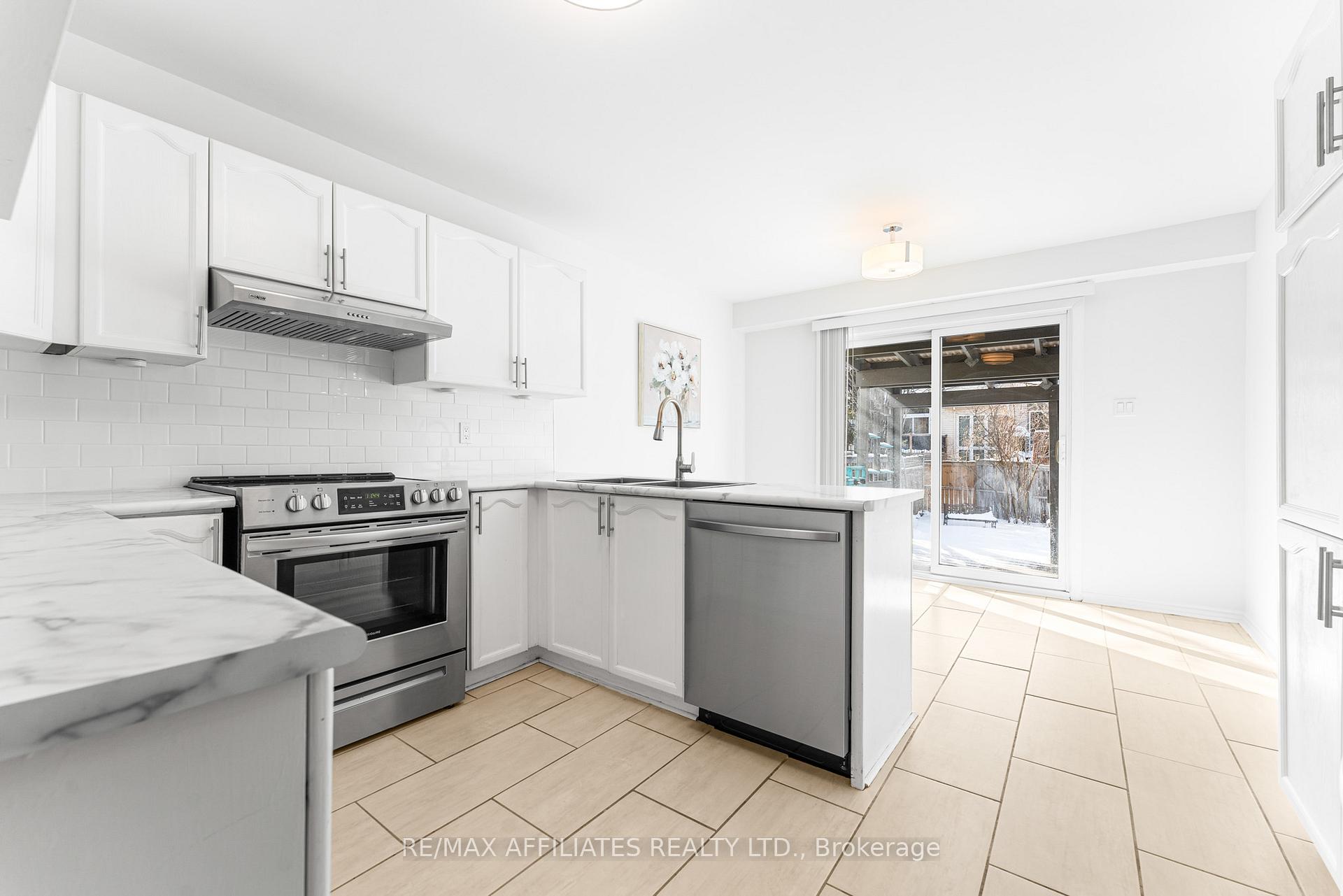 Photo 16 of 33 Inverary Drive, Ottawa, Kanata - Morgan's Grant/South March — HOMEH