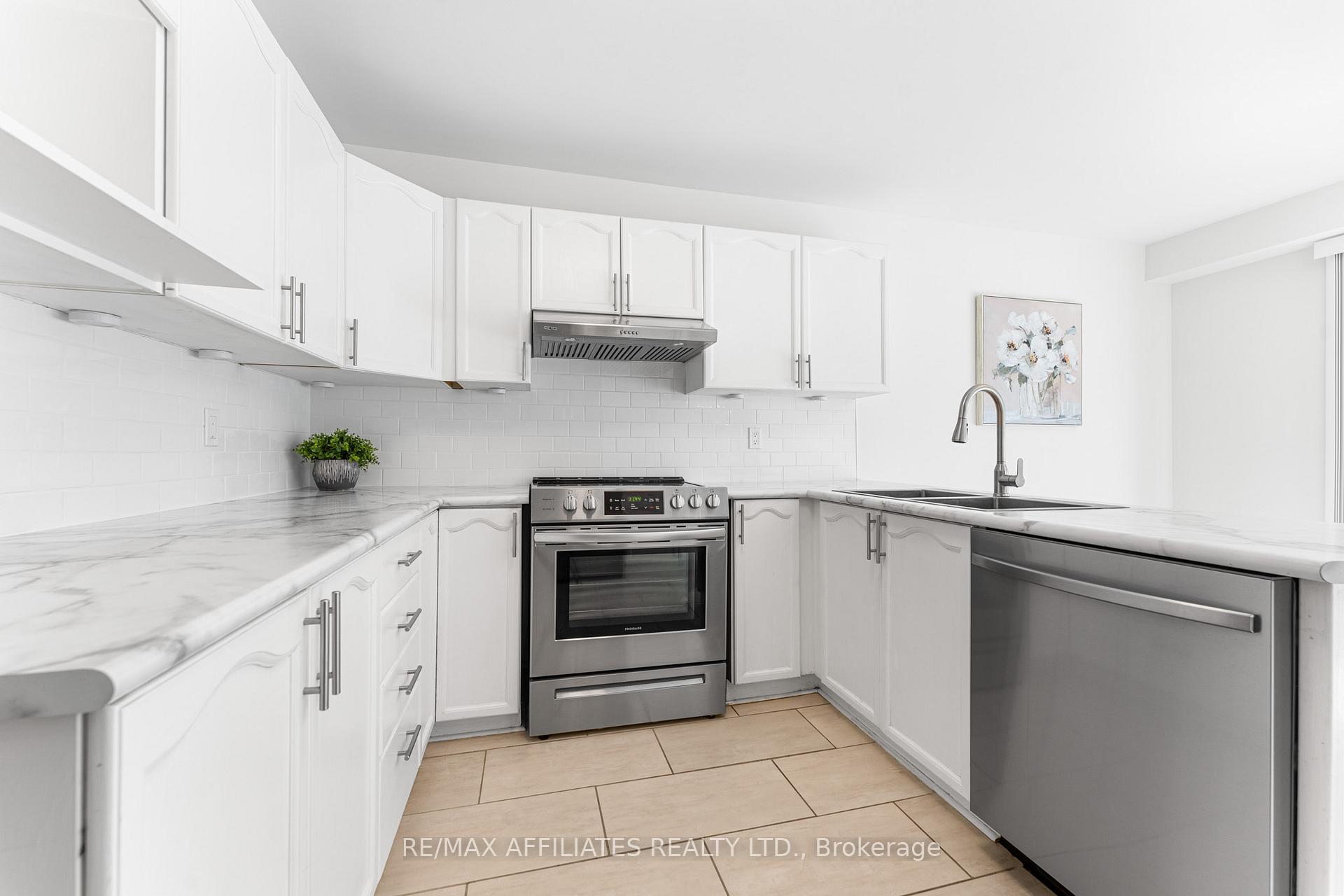 Photo 17 of 33 Inverary Drive, Ottawa, Kanata - Morgan's Grant/South March — HOMEH