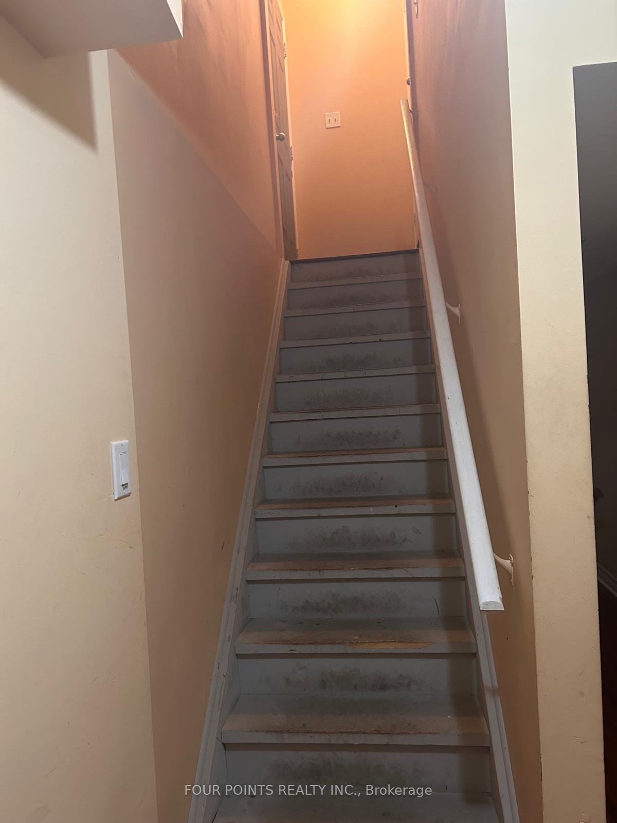 Photo 4 of 19 Kincaid Lane, Markham, Middlefield — HOMEH