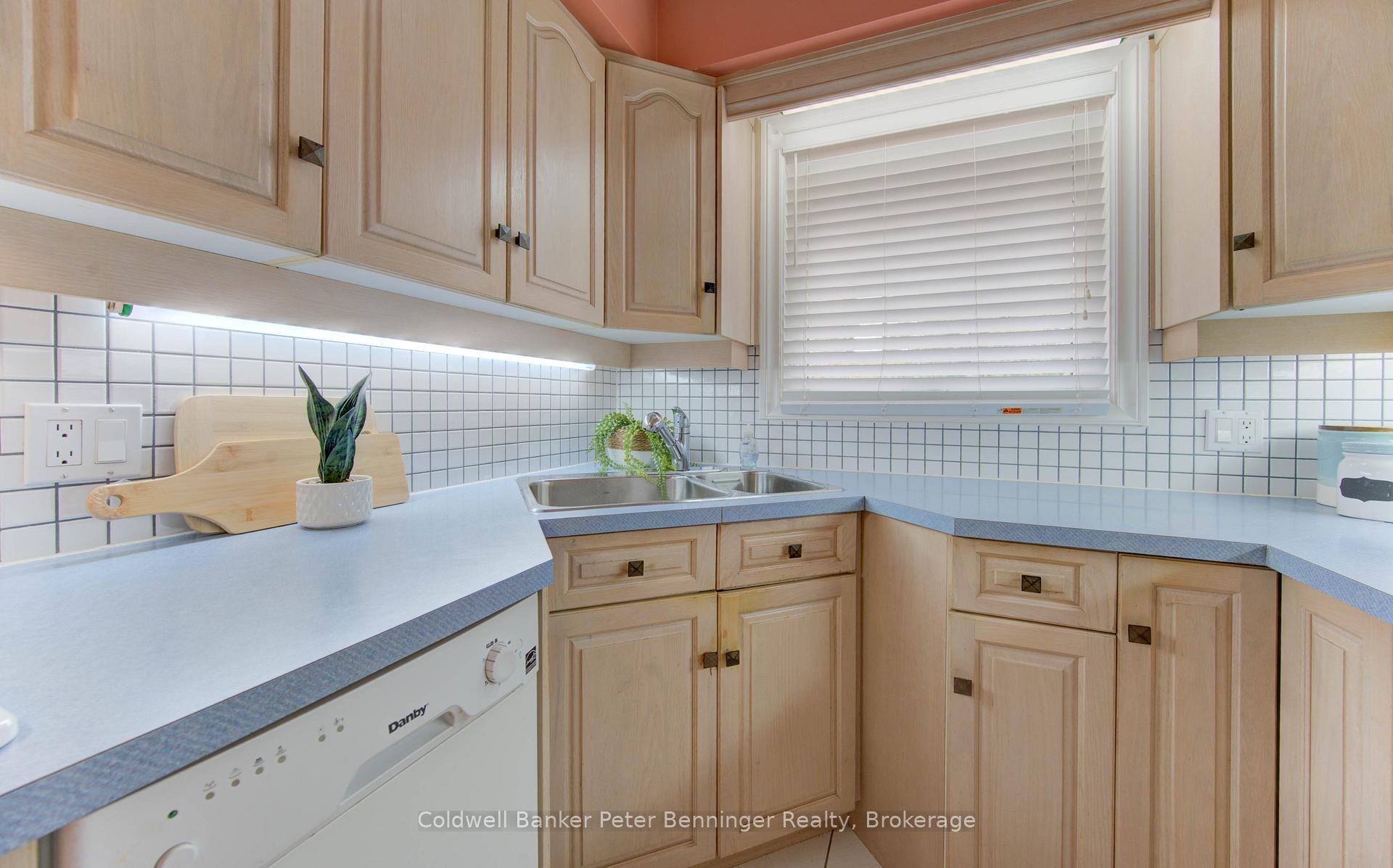 Photo 11 of 41 Weichel Street, Kitchener — HOMEH
