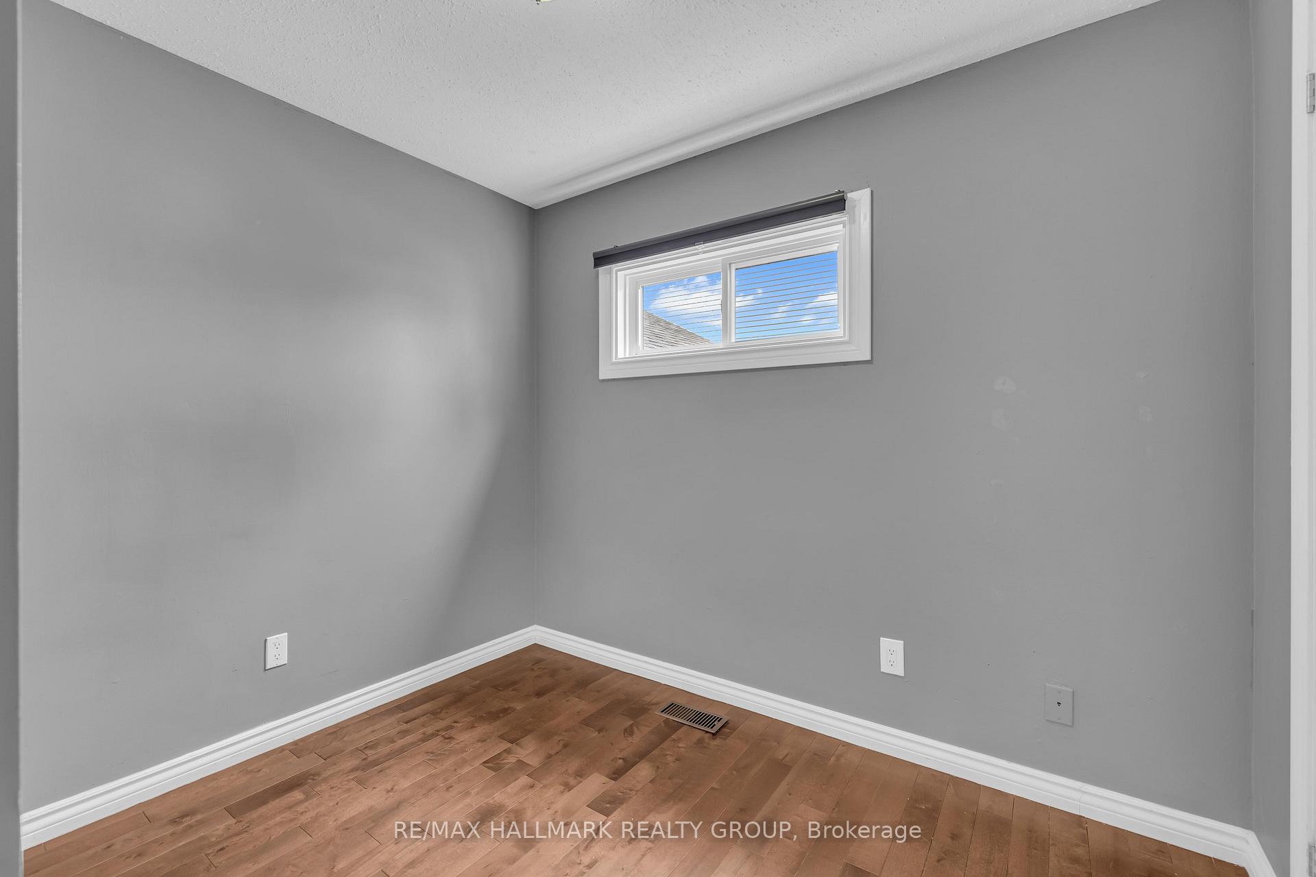 Photo 18 of 8 Scharf Lane, Ottawa, Kanata - Glencairn/Hazeldean — HOMEH