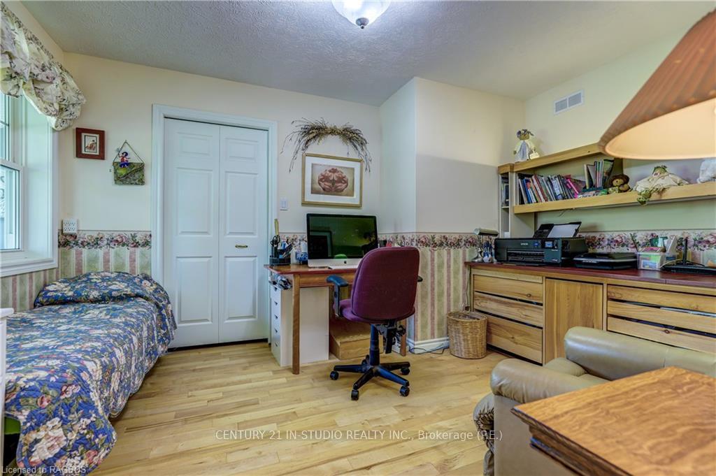Photo 23 of 38 Sprucedale Drive, Kincardine — HOMEH