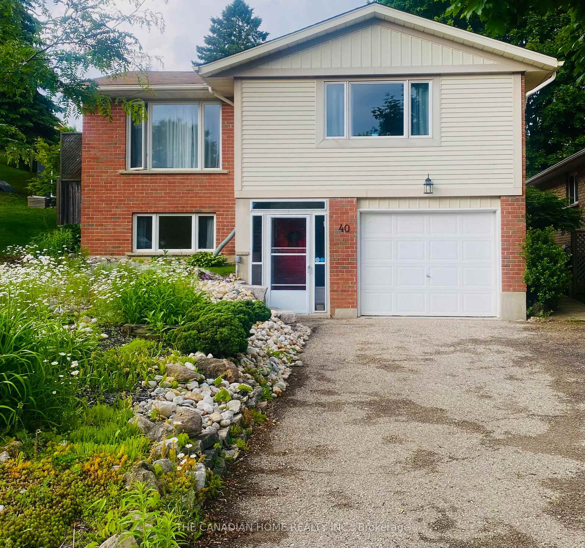 Photo 1 of 40 Old Huron Court, Kitchener — HOMEH