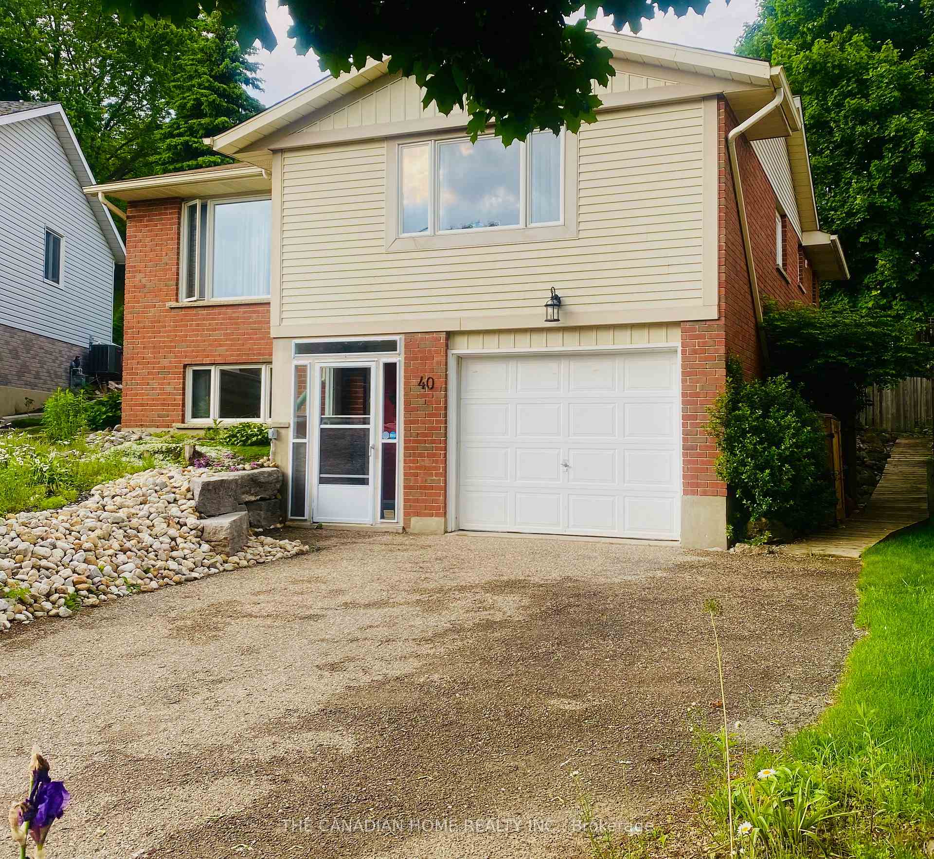 Photo 2 of 40 Old Huron Court, Kitchener — HOMEH