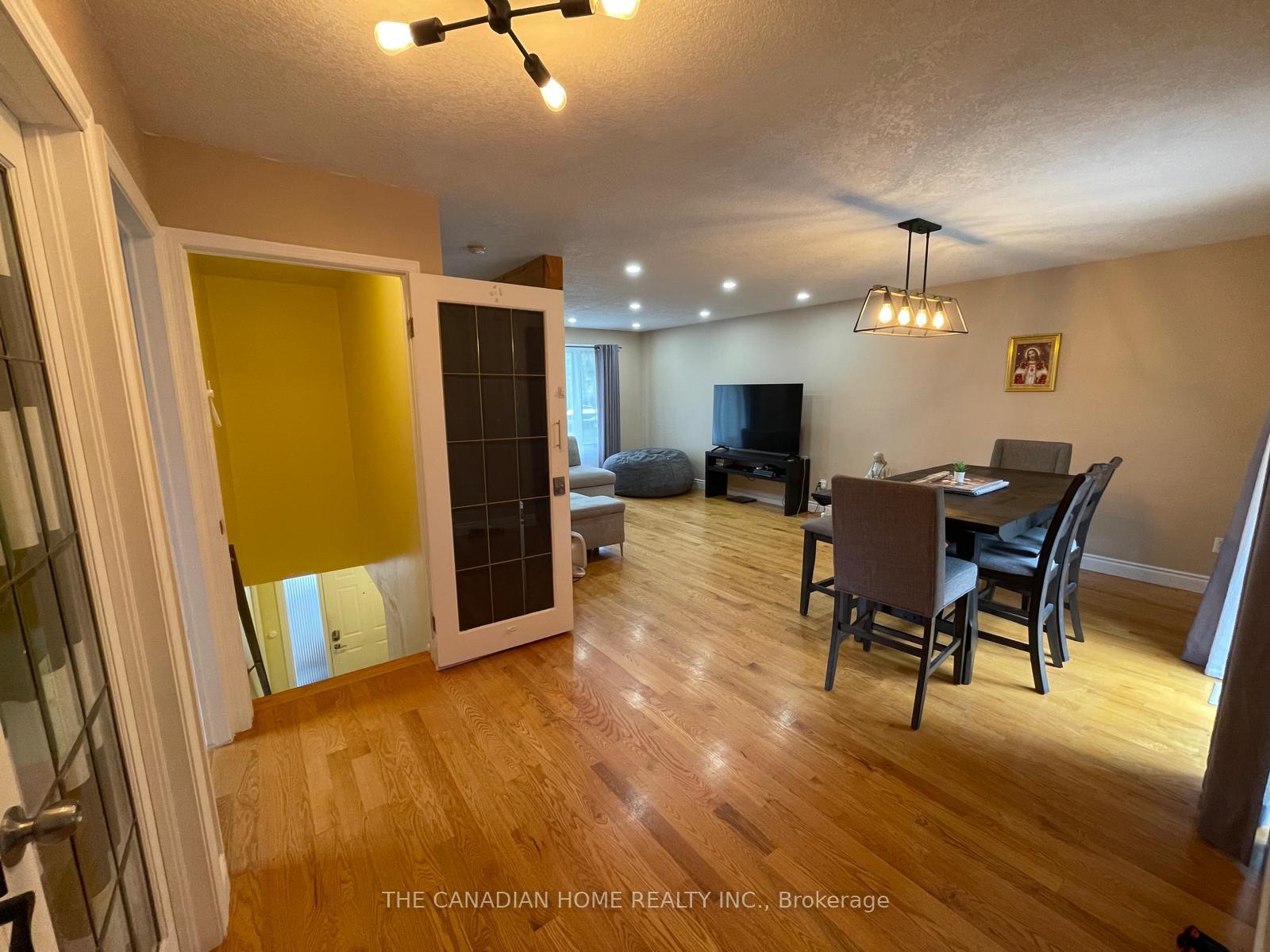 Photo 4 of 40 Old Huron Court, Kitchener — HOMEH