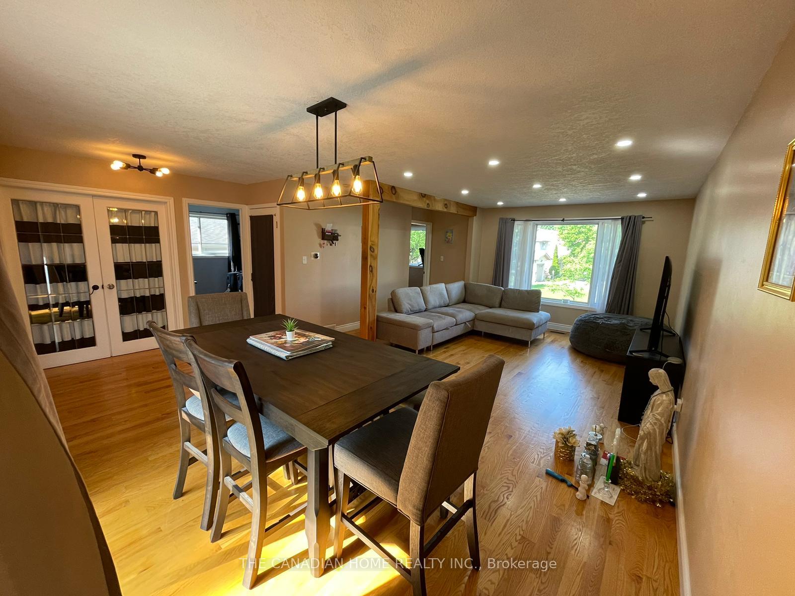 Photo 5 of 40 Old Huron Court, Kitchener — HOMEH