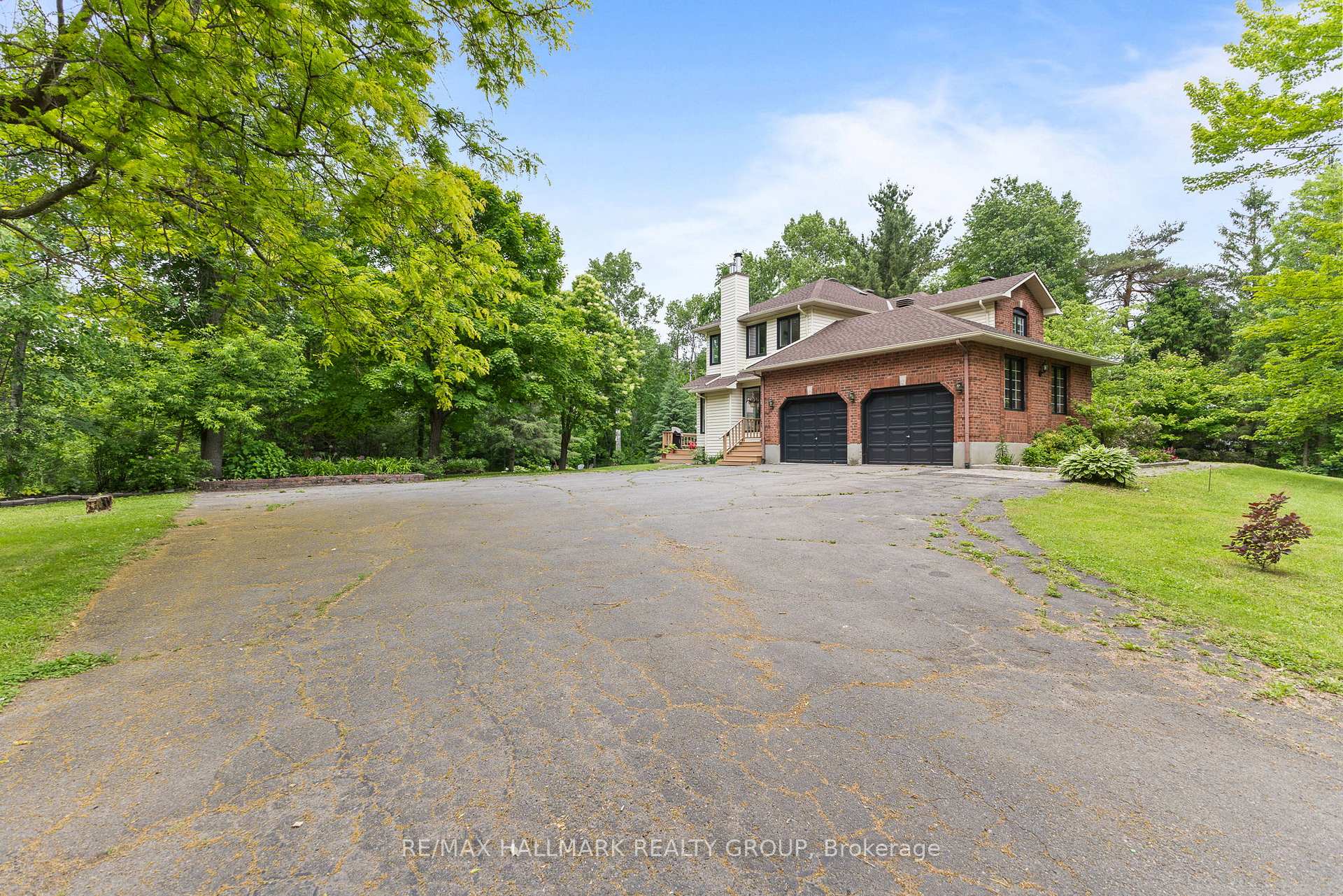 Photo 3 of 1106 Rideau Bend Crescent, Ottawa, Manotick East to Manotick Station — HOMEH
