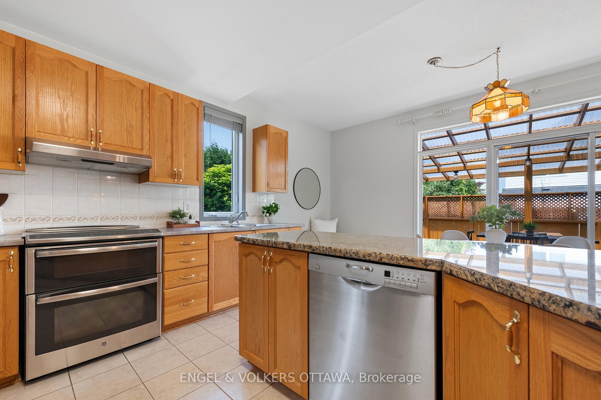 Photo 12 of 26 Redcar Crescent, Ottawa, Kanata - Morgan's Grant/South March — HOMEH