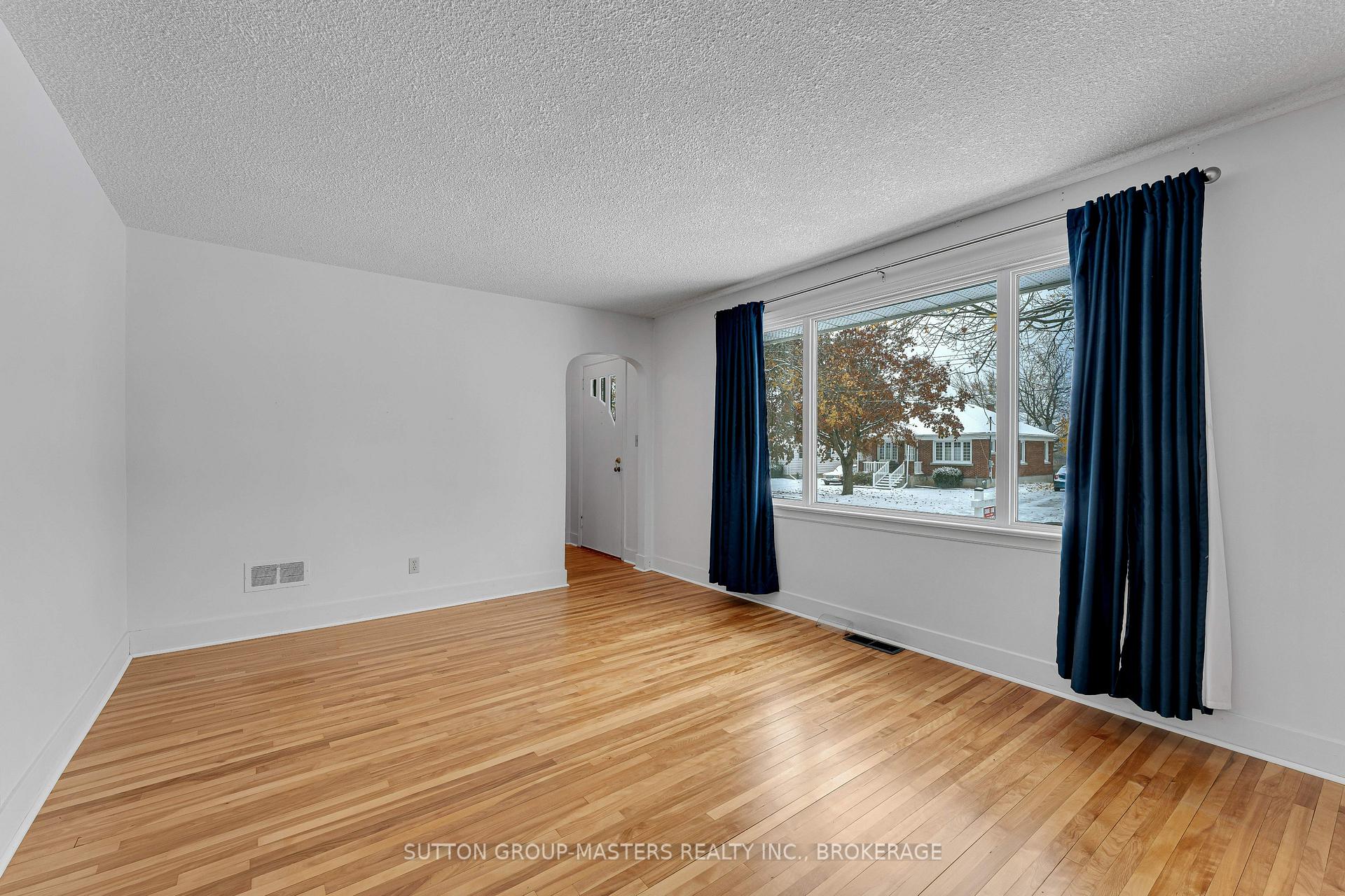 Photo 6 of 913 Victoria Street, Kingston, East of Sir John A. Blvd — HOMEH