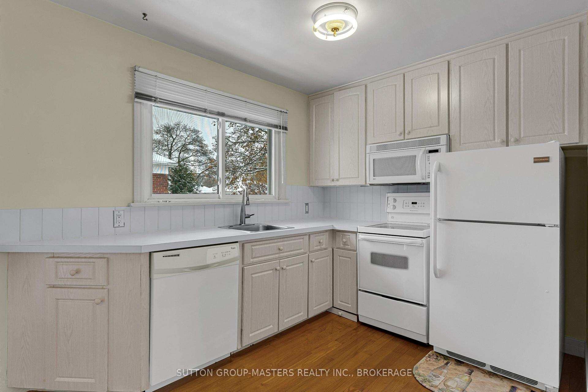 Photo 11 of 913 Victoria Street, Kingston, East of Sir John A. Blvd — HOMEH