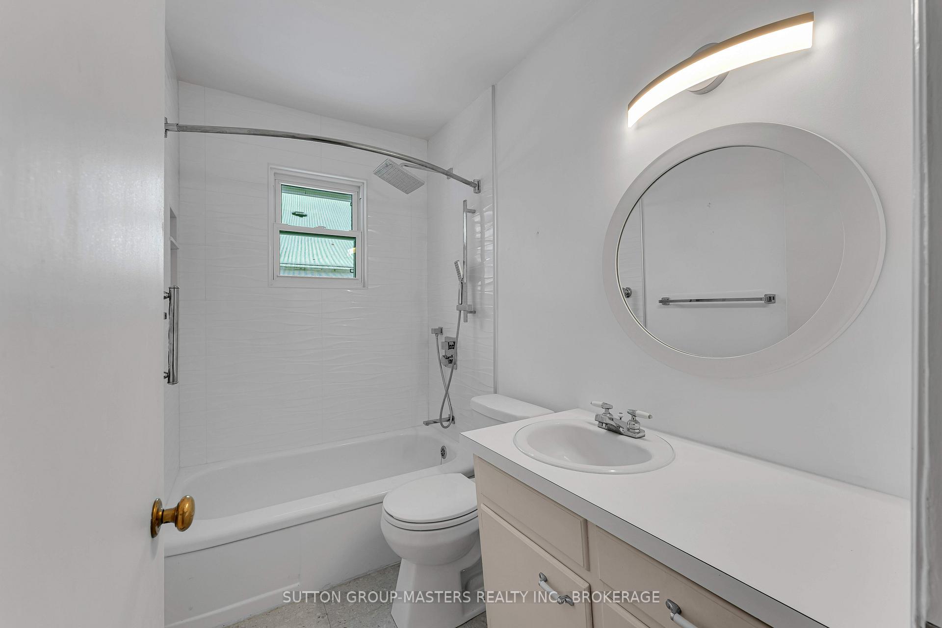 Photo 14 of 913 Victoria Street, Kingston, East of Sir John A. Blvd — HOMEH