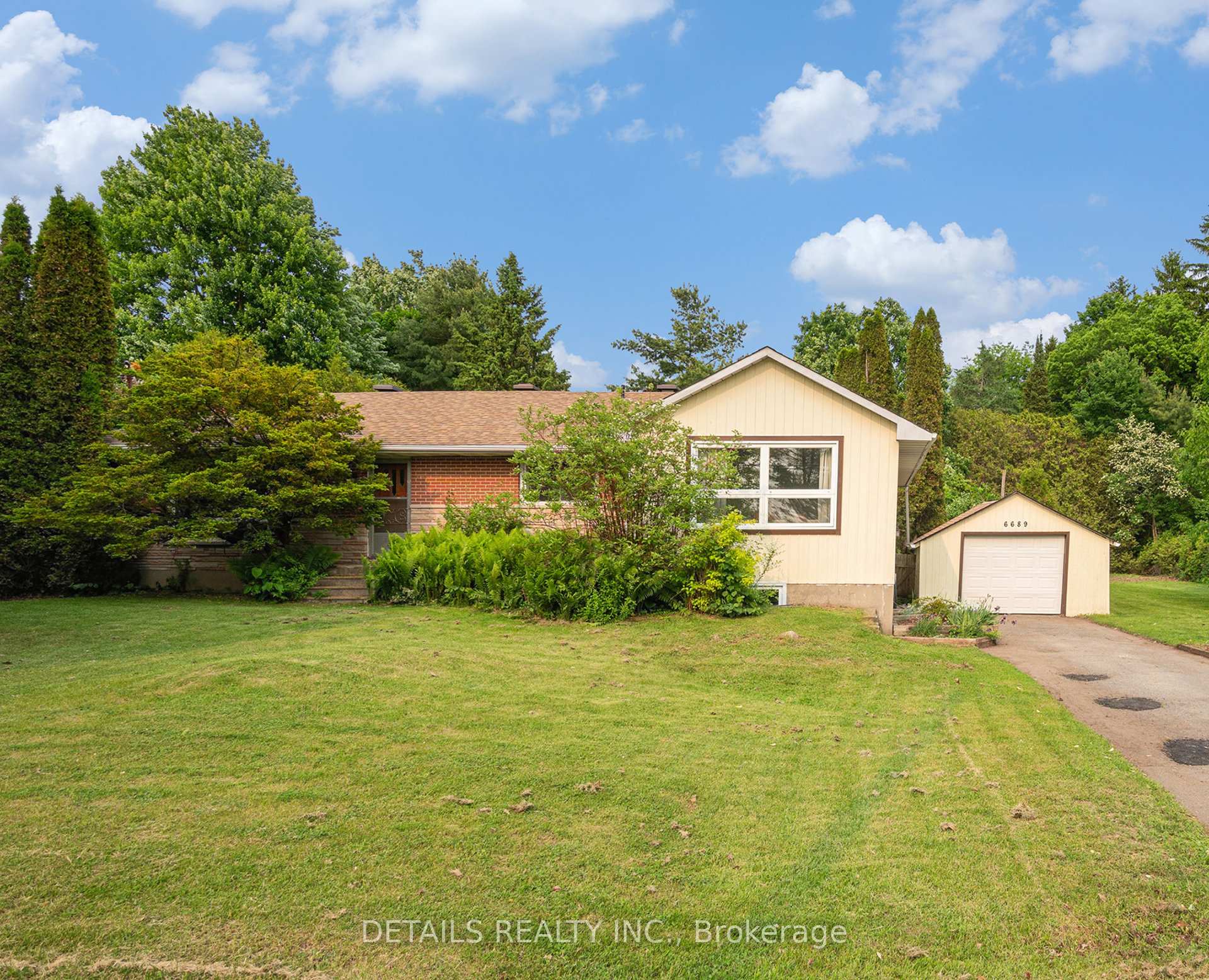 Front of 6689 Rideau Valley Drive S