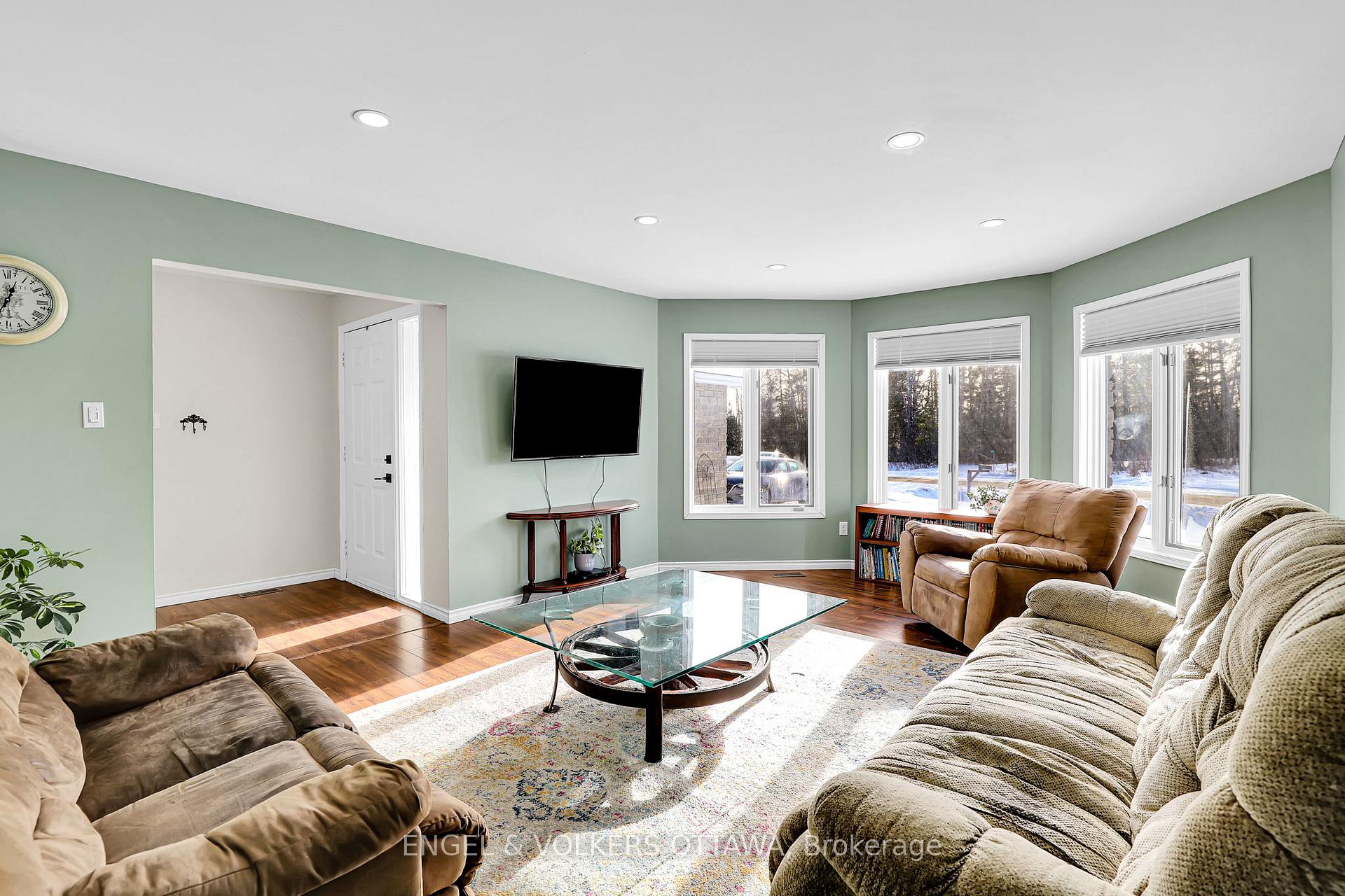 Photo 6 of 370 Duncan Drive, McNab/Braeside, Mcnab/Braeside Twps — HOMEH