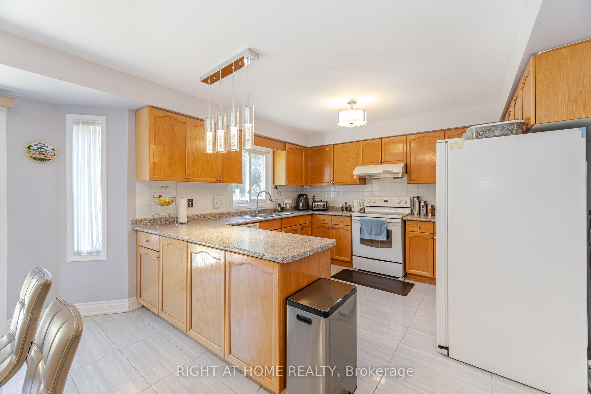 Photo 9 of 20 Erla Court, Markham, Middlefield — HOMEH