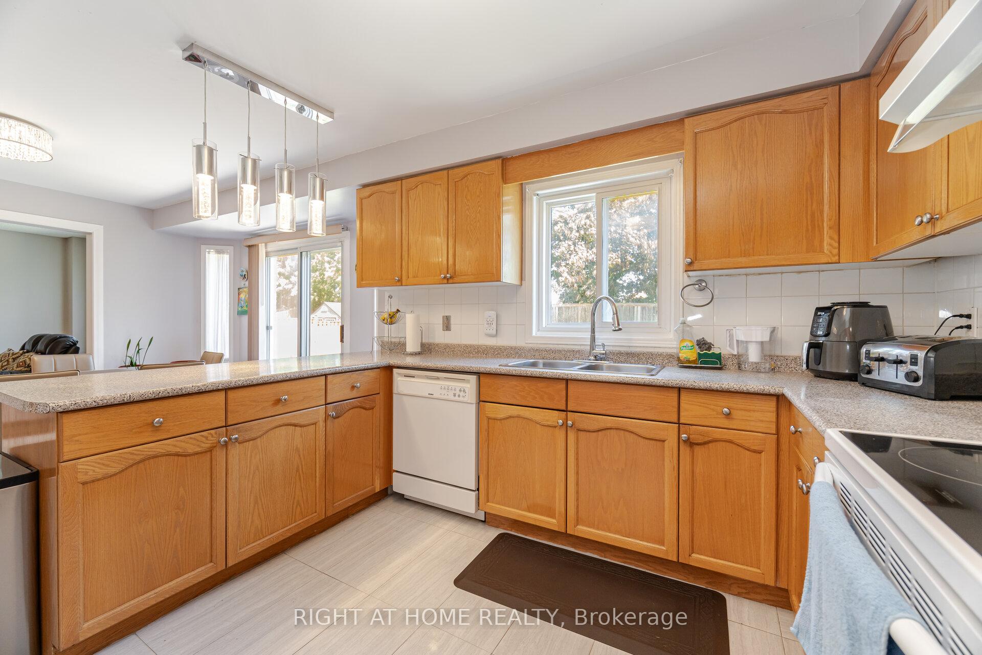 Photo 10 of 20 Erla Court, Markham, Middlefield — HOMEH