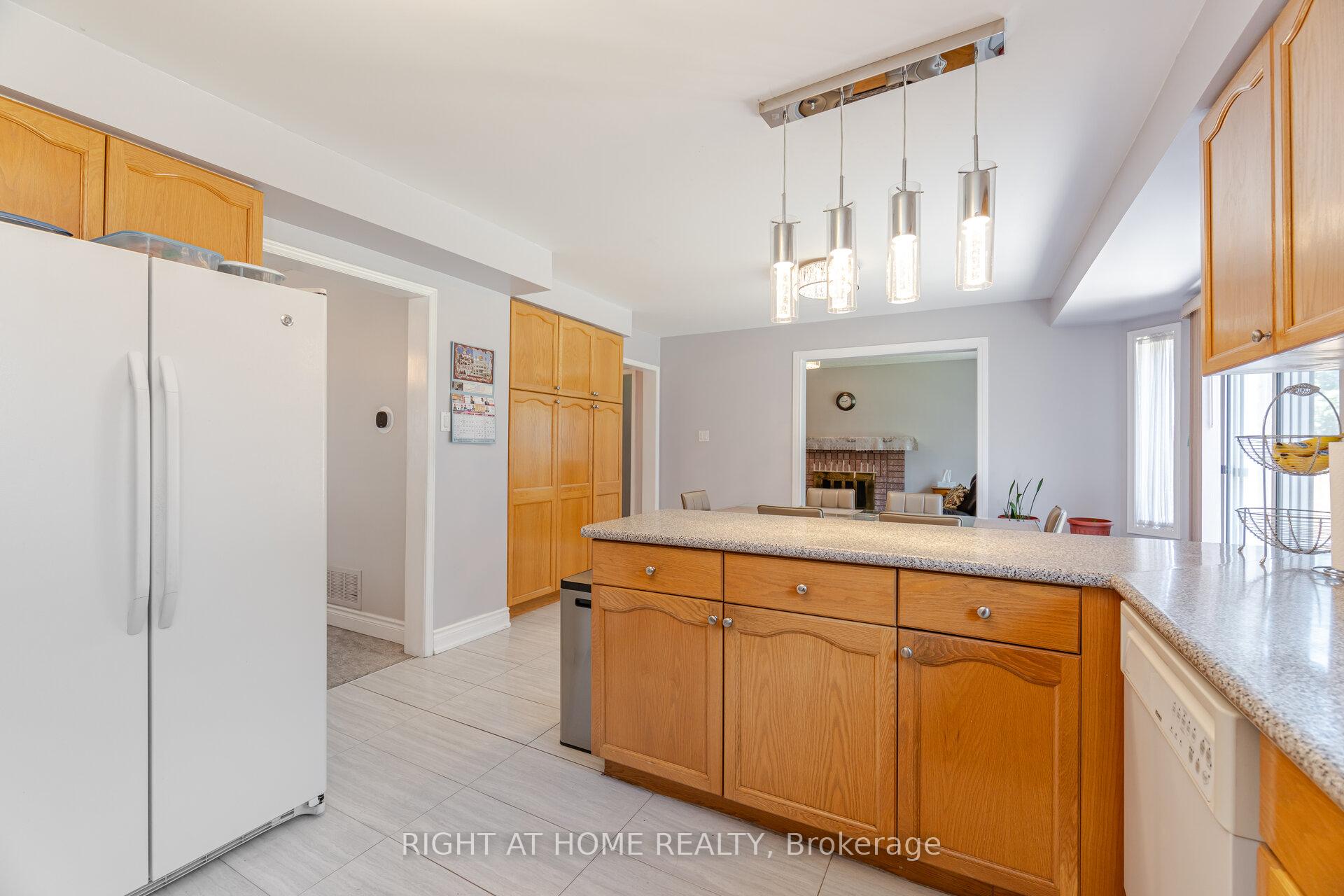Photo 11 of 20 Erla Court, Markham, Middlefield — HOMEH