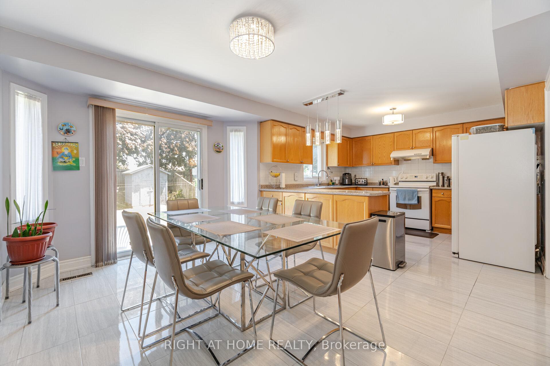 Photo 12 of 20 Erla Court, Markham, Middlefield — HOMEH
