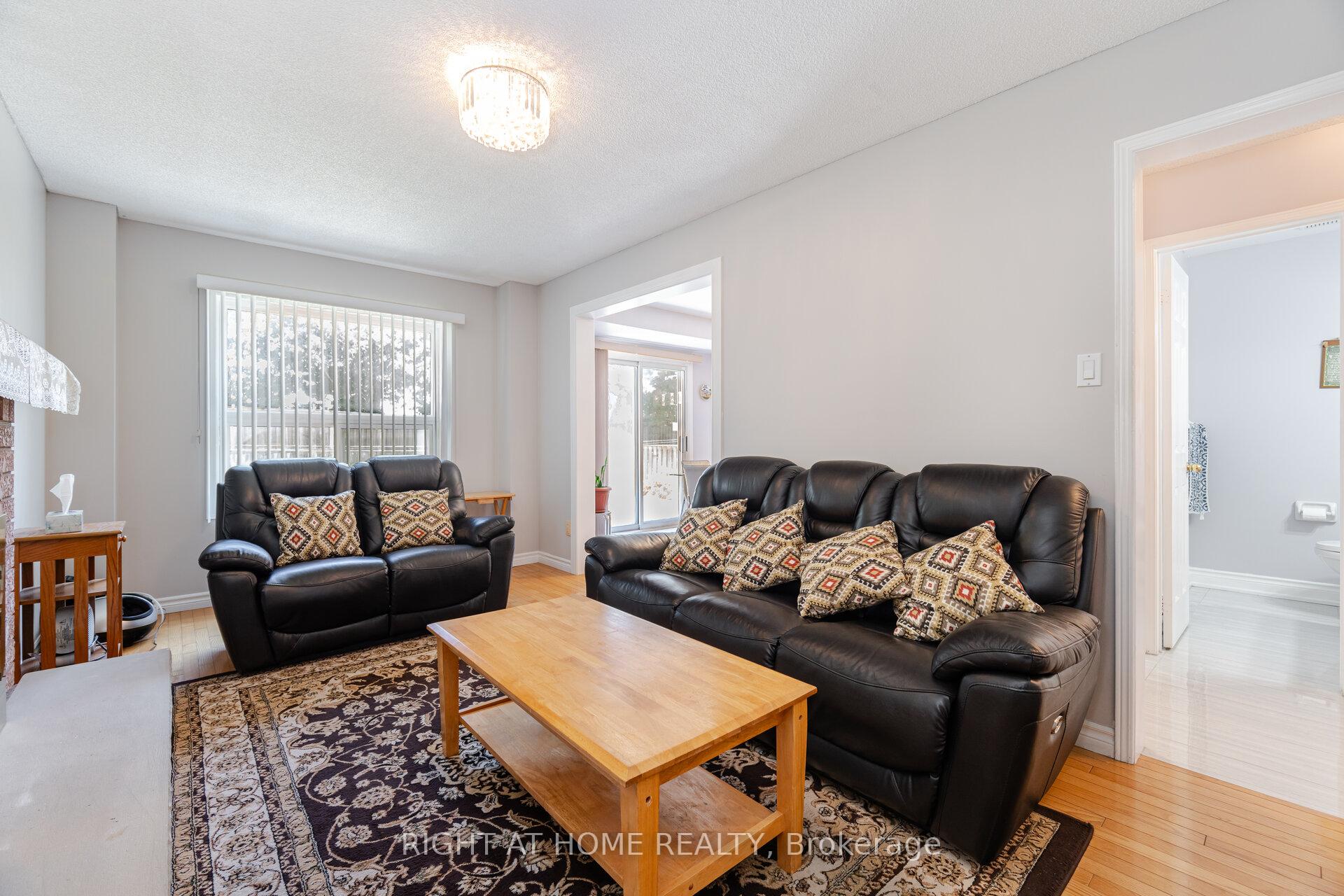 Photo 16 of 20 Erla Court, Markham, Middlefield — HOMEH