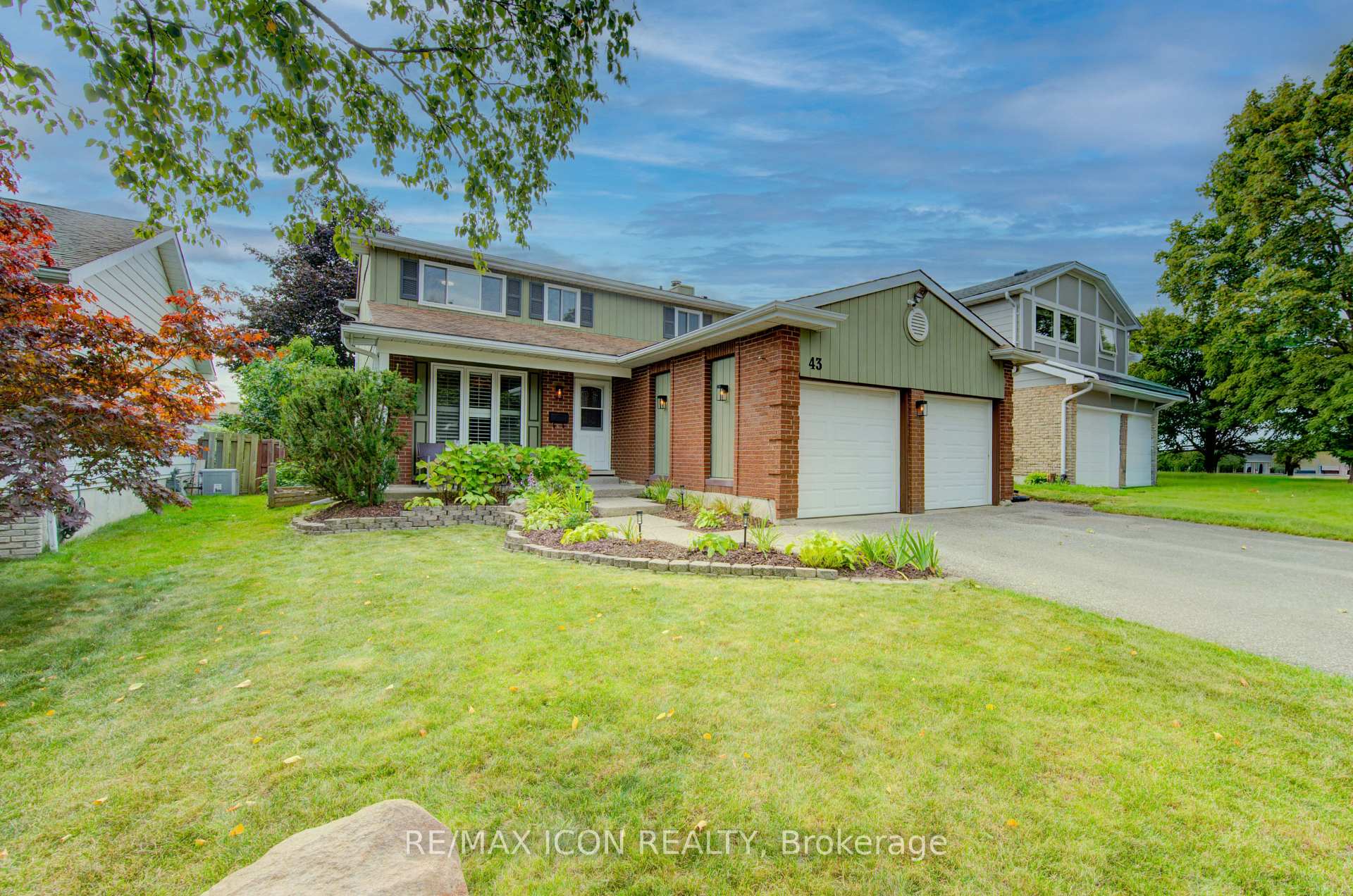 Photo 2 of 43 Winding Way, Kitchener — HOMEH