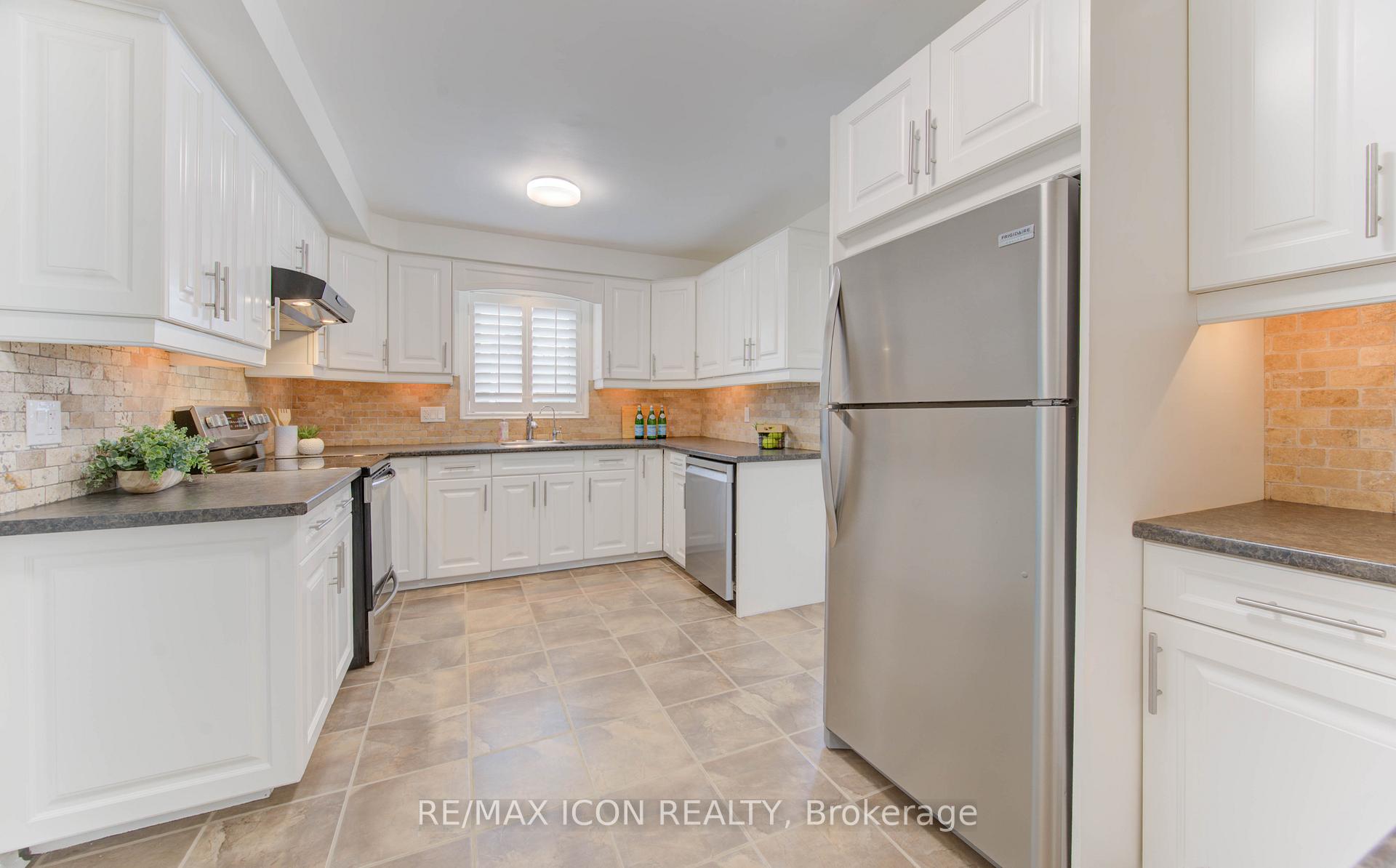 Photo 11 of 43 Winding Way, Kitchener — HOMEH