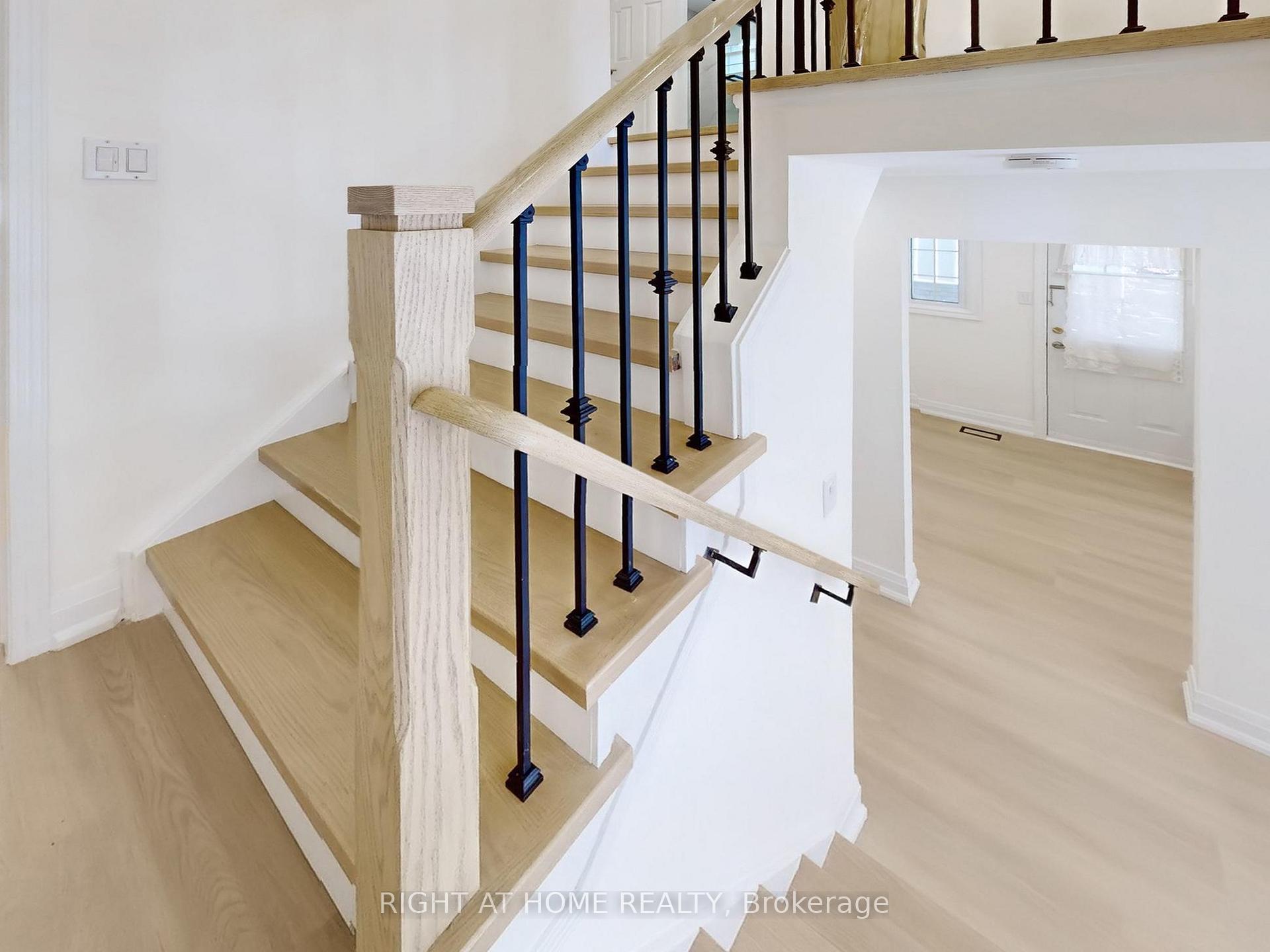 Photo 5 of 94 Reginald Crescent, Markham, Markham Village — HOMEH