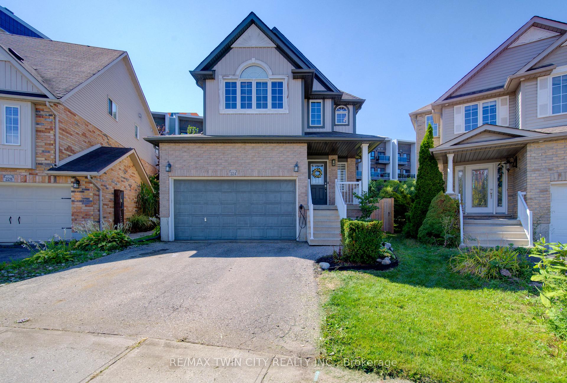 Photo 2 of 224 Sunny Meadow Court, Kitchener — HOMEH