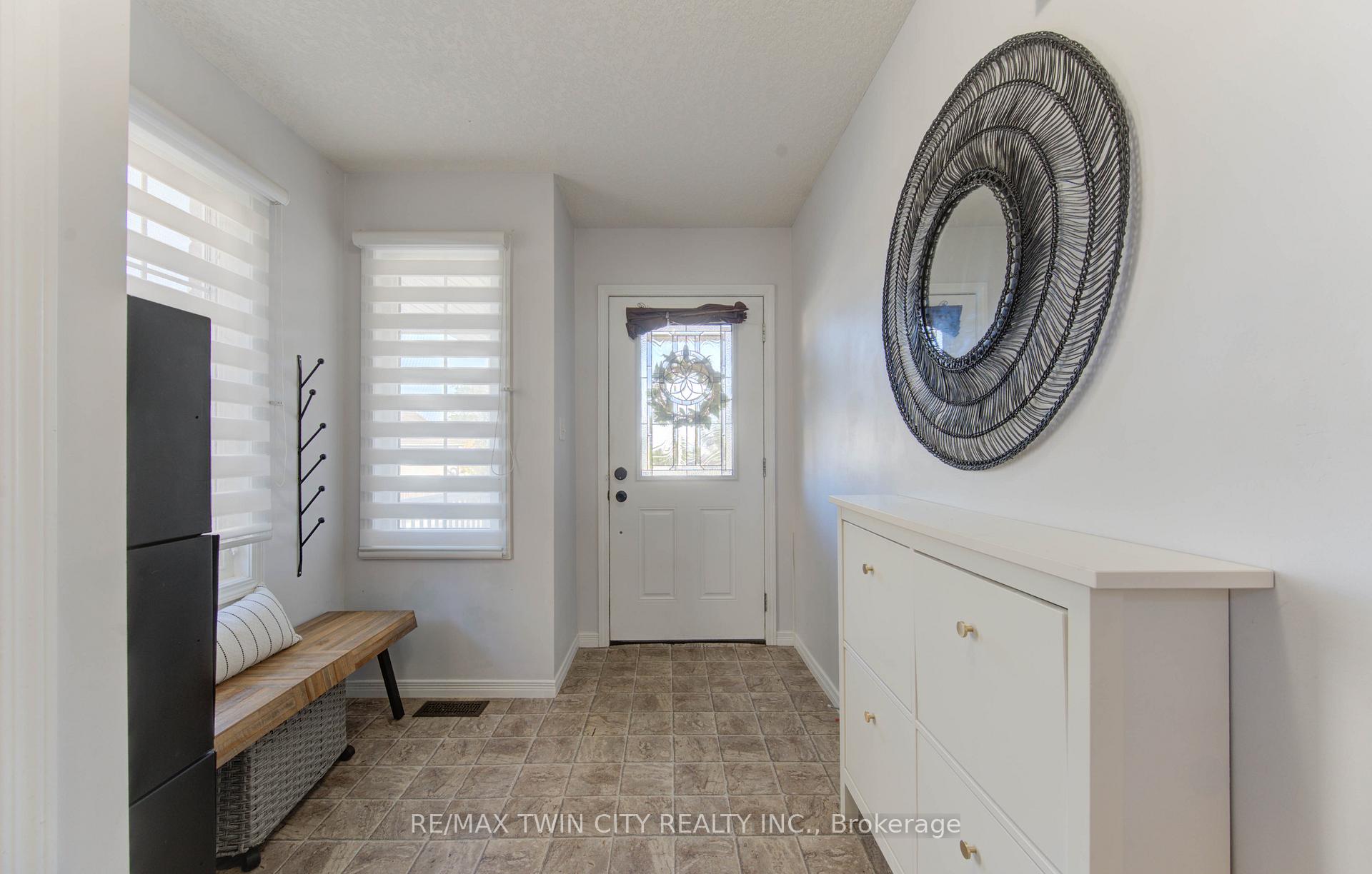 Photo 3 of 224 Sunny Meadow Court, Kitchener — HOMEH