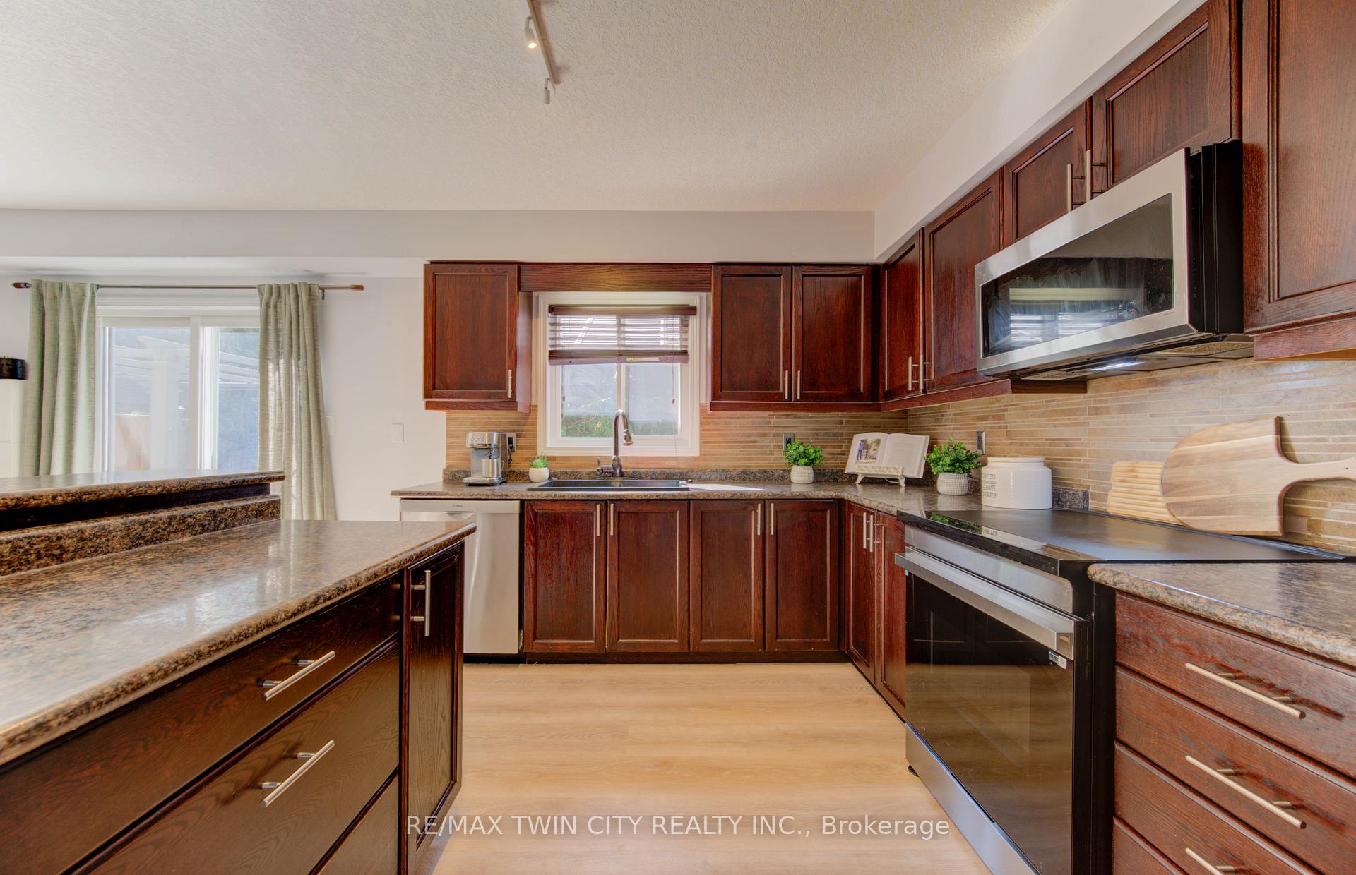 Photo 18 of 224 Sunny Meadow Court, Kitchener — HOMEH
